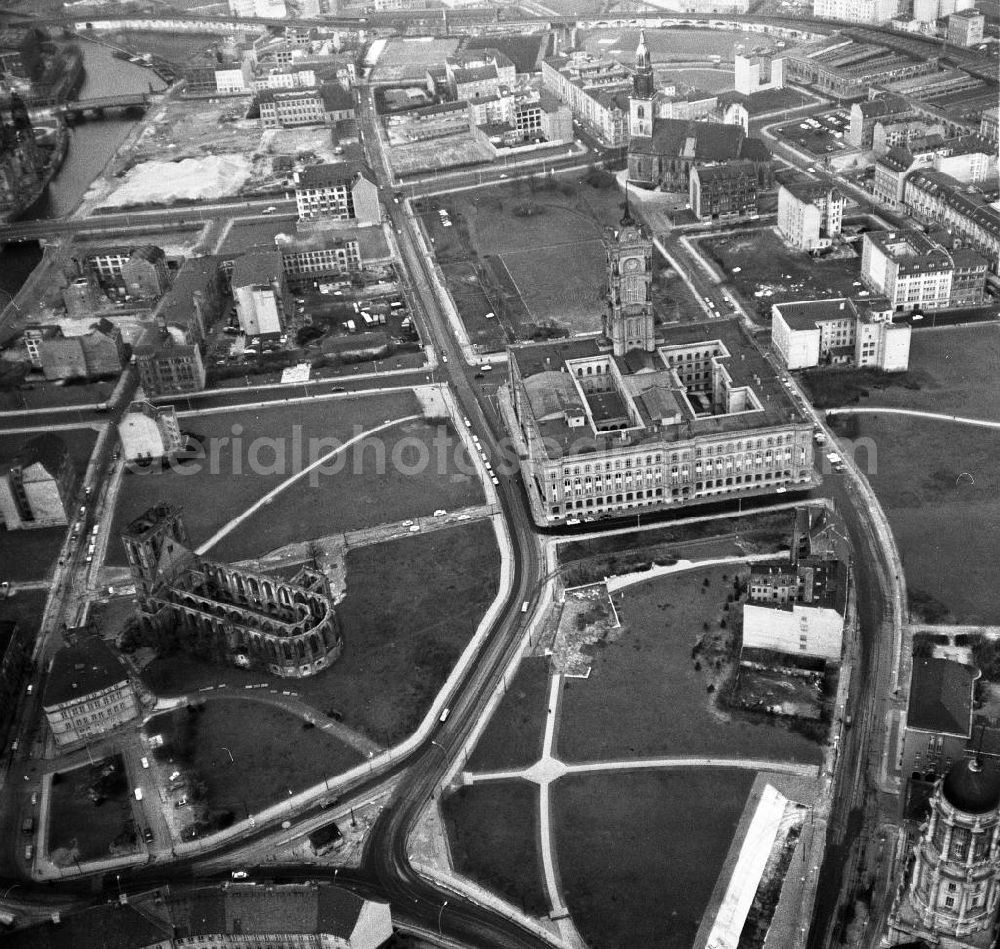 Aerial photograph Berlin - Blick auf den Berliner Stadtteil Mitte nach dem Zweiten Weltkrieg. Im Bildzentrum das Rote Rathaus oberhalb davon die verbliebenen Häuser der Rathausstrasse, links die Ruine der Nikolaikirche und der Spree - Verlauf bis zum Berliner Dom.