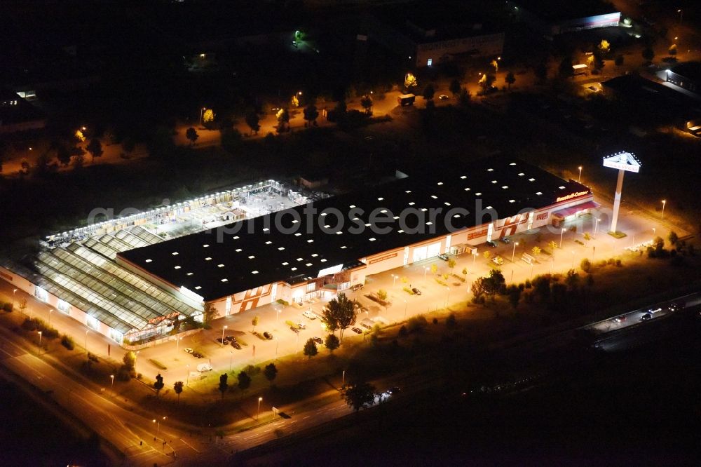 Berlin from above - Night view Building of the construction market of Hellweg fedral road B1 Alt -Biesdorf in Berlin