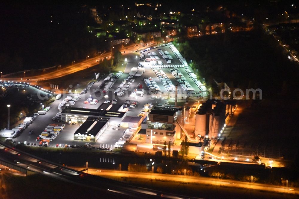 Aerial photograph Berlin - Night aerial view on the Infocenter of the RWE Energiedienstleistungen GmbH with a combined heat and power station and parking lots in the Rudow district of Berlin