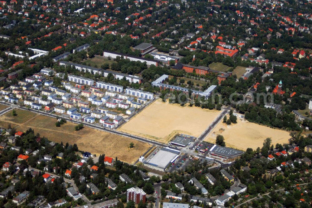 Berlin from above - Blick auf das Schweizer Viertel im Ortsteil Lichterfelde des Bezirks Steglitz-Zehlendorf in Berlin. Das Viertel entstand nach Plänen des Architekten Johann Anton Wilhelm von Carstenn. Die Einfamilienhäuser in günstiger Lage bestechen durch Kalksandstein-Massivbauweise und diverse Extras wie Vollunterkellerung und ein ausgebautes Dachstudio. Die Verwaltung erfolgt durch die Strategis AG. Kontakt: STRATEGIS AG, Torstr. 49, 10119 Berlin, Tel. +49(0)30 44353 0; Gagfah Group, Zentralbereich Akquisition, Huyssenallee 36-38, 45128 Essen.