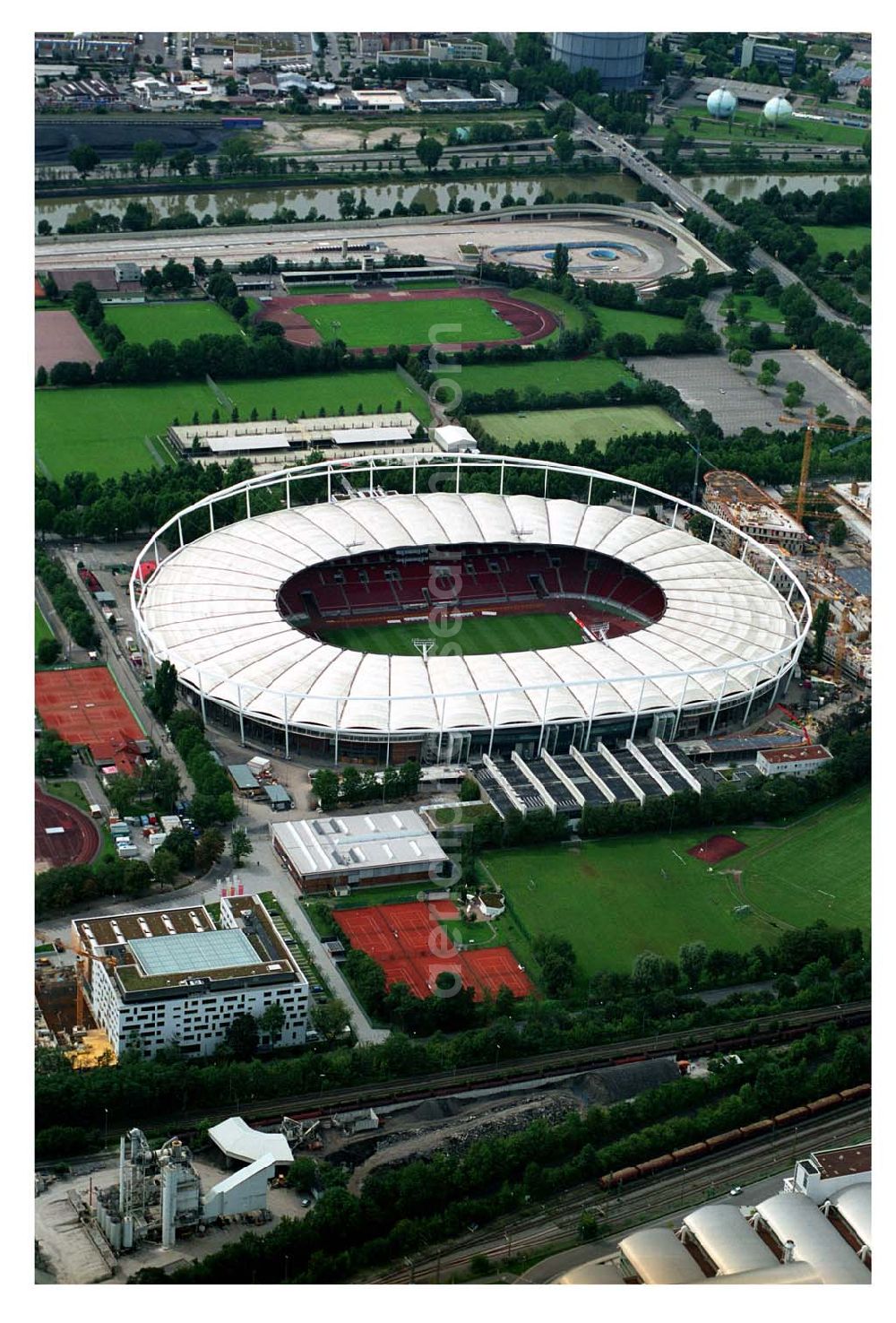 Aerial photograph Stuttgart - 27.08.2005 Stuttgart Im Gottlieb-Daimler-Stadion, welches für rund 52 Millionen Euro vor allem durch das Land Baden-Württemberg modernisiert wurde, trägt der Fußballverein VfB Stuttgart seine Heimspiele aus. Bei der WM soll die Zuschauerkapazität 54.267 betragen. Einen Sonderfall bildet das Stuttgarter Gottlieb-Daimler-Stadion, dessen Namen von der FIFA anerkannt wurde. ZArchitekt: Arat, Siegel & Partner