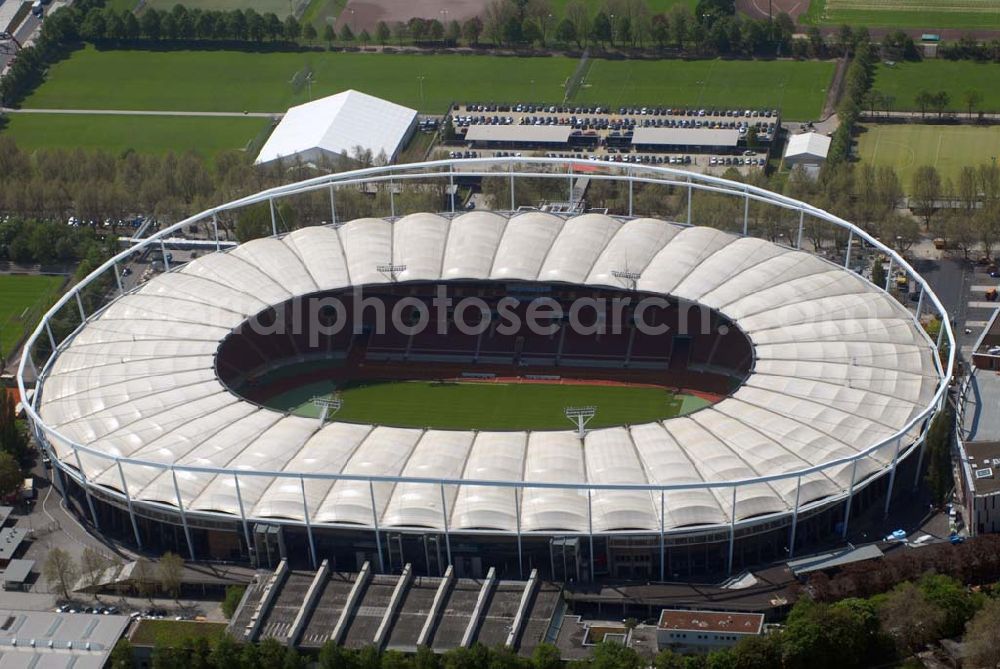 Aerial photograph Stuttgart - ) soll nach Informationen der «Die Redaktion Stuttgarter Zeitung Stuttgarter Nachrichten GmbH» künftig Mercedes-Benz-Arena heißen. Wie das Blatt berichtet, werden Dieter Zetsche, der Vorstandsvorsitzende der Daimler AG, Oberbürgermeister Wolfgang Schuster und Erwin Staudt, der Präsident des Fußball-Bundesligisten VfB Stuttgart, die Umbenennung bei einer Pressekonferenz am 31. März 2008 verkünden. Die Namensänderung stehe im Zusammenhang mit dem Umbau des Daimler-Stadions in eine Fußballarena, über den der Gemeinderat Ende April befinden wird Das Gottlieb-Daimler-Stadion, ehemals Neckarstadion, liegt im rund 55 ha großen Sportzentrum Cannstatter Wasen. Das markanteste Merkmal ist die Stahlseilbinder-Konstruktion des Membrandaches, das die gesamten Zuschauerplätze überspannt.Abteilung Stadien, Bezirks-und Eissportanlagen, Mercedesstraße 87, 70372 Stuttgart, Telefon +49-(0)711-216-4661, Telefax +49-(0)711-216-3326,Architekt: Arat, Siegel & Partner