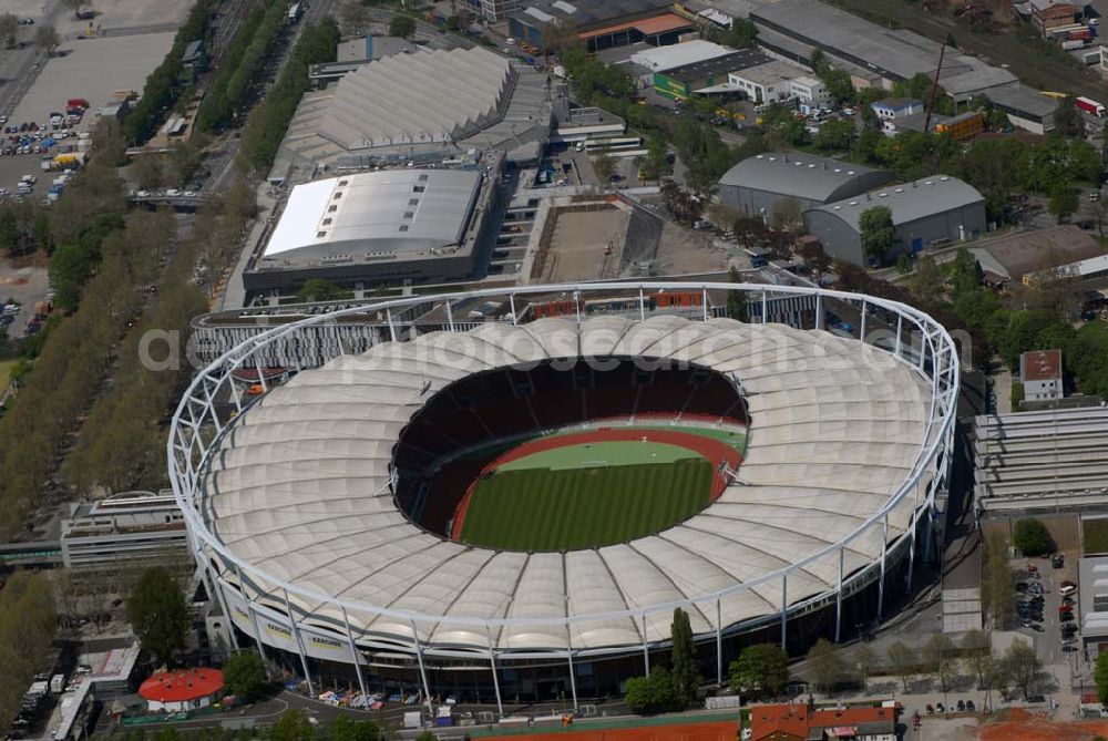 Aerial image Stuttgart - ) soll nach Informationen der «Die Redaktion Stuttgarter Zeitung Stuttgarter Nachrichten GmbH» künftig Mercedes-Benz-Arena heißen. Wie das Blatt berichtet, werden Dieter Zetsche, der Vorstandsvorsitzende der Daimler AG, Oberbürgermeister Wolfgang Schuster und Erwin Staudt, der Präsident des Fußball-Bundesligisten VfB Stuttgart, die Umbenennung bei einer Pressekonferenz am 31. März 2008 verkünden. Die Namensänderung stehe im Zusammenhang mit dem Umbau des Daimler-Stadions in eine Fußballarena, über den der Gemeinderat Ende April befinden wird Das Gottlieb-Daimler-Stadion, ehemals Neckarstadion, liegt im rund 55 ha großen Sportzentrum Cannstatter Wasen. Das markanteste Merkmal ist die Stahlseilbinder-Konstruktion des Membrandaches, das die gesamten Zuschauerplätze überspannt.Abteilung Stadien, Bezirks-und Eissportanlagen, Mercedesstraße 87, 70372 Stuttgart, Telefon +49-(0)711-216-4661, Telefax +49-(0)711-216-3326,Architekt: Arat, Siegel & Partner