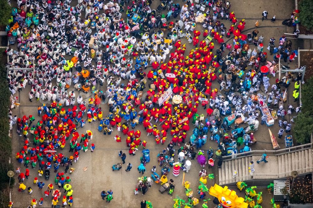 Düsseldorf from above - Fool in carnival costumes at the Carnival Parade in Duesseldorf in the state North Rhine-Westphalia