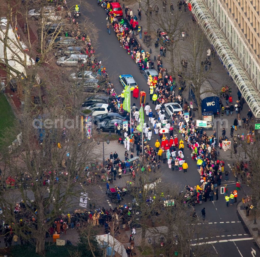 Düsseldorf from above - Fool in carnival costumes at the Children- Carnival Parade in Duesseldorf in the state North Rhine-Westphalia