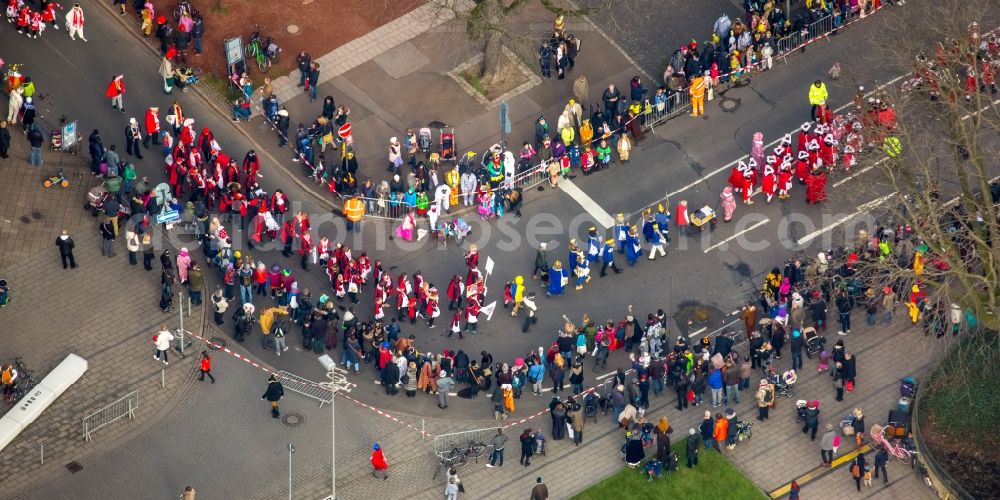 Aerial photograph Düsseldorf - Fool in carnival costumes at the Childrens- Carnival Parade in Duesseldorf in the state North Rhine-Westphalia