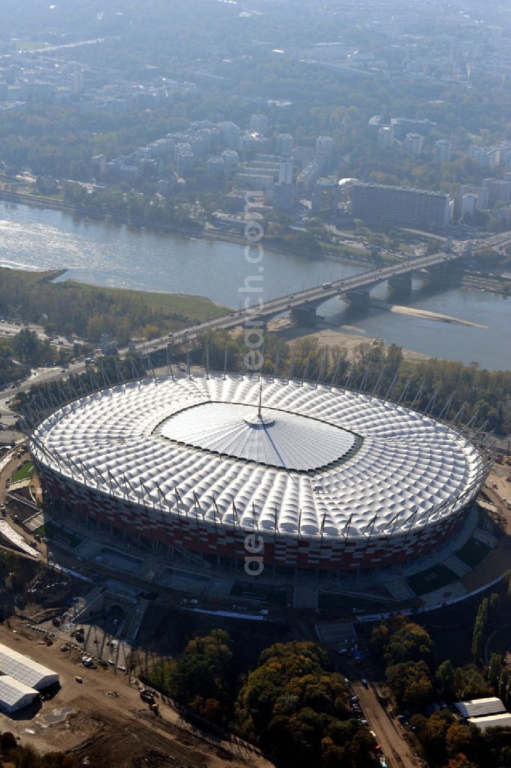 Aerial photograph Warschau / Warszawa / Warsaw - Das neu errichtete Stadion Warschauer Nationalstadion im Stadtteil Praga am Weichselufer gegenüber dem Warschauer Zentrum in der Woiwodschaft Masowien, Polen. Das Fußballstadion ist ein Austragungsort der UEFA Fußball-Europameisterschaft EM 2012. Generalplaner des Stadion-Neubau ist ein Konsortium aus den Architekturbüros JSK Architekten, Gerkan, Marg und Partner sowie dem Ingenieurbüro Schlaich Bergermann und Partner. Die Hochbauarbeiten wurden durch die ALPINE - PBG SA und die Hydrobudowa Polska SA ausgeführt. The new built stadium National Stadium in Warsaw in the voivodeship Masovia, Poland.