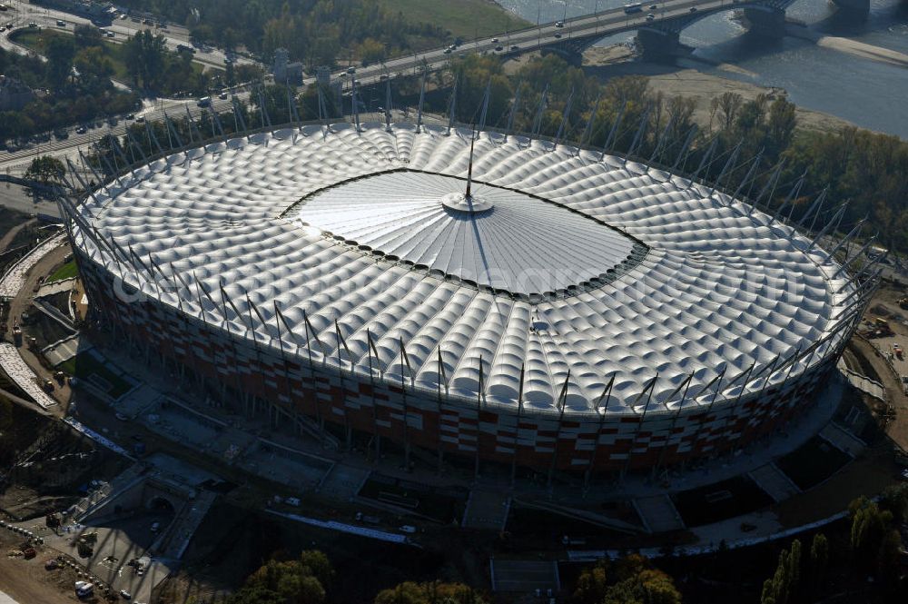 Warschau / Warszawa / Warsaw from above - Das neu errichtete Stadion Warschauer Nationalstadion im Stadtteil Praga am Weichselufer gegenüber dem Warschauer Zentrum in der Woiwodschaft Masowien, Polen. Das Fußballstadion ist ein Austragungsort der UEFA Fußball-Europameisterschaft EM 2012. Generalplaner des Stadion-Neubau ist ein Konsortium aus den Architekturbüros JSK Architekten, Gerkan, Marg und Partner sowie dem Ingenieurbüro Schlaich Bergermann und Partner. Die Hochbauarbeiten wurden durch die ALPINE - PBG SA und die Hydrobudowa Polska SA ausgeführt. The new built stadium National Stadium in Warsaw in the voivodeship Masovia, Poland.