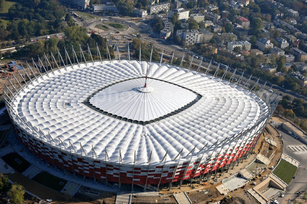 Warschau / Warszawa / Warsaw from above - Das neu errichtete Stadion Warschauer Nationalstadion im Stadtteil Praga am Weichselufer gegenüber dem Warschauer Zentrum in der Woiwodschaft Masowien, Polen. Das Fußballstadion ist ein Austragungsort der UEFA Fußball-Europameisterschaft EM 2012. Generalplaner des Stadion-Neubau ist ein Konsortium aus den Architekturbüros JSK Architekten, Gerkan, Marg und Partner sowie dem Ingenieurbüro Schlaich Bergermann und Partner. Die Hochbauarbeiten wurden durch die ALPINE - PBG SA und die Hydrobudowa Polska SA ausgeführt. The new built stadium National Stadium in Warsaw in the voivodeship Masovia, Poland.