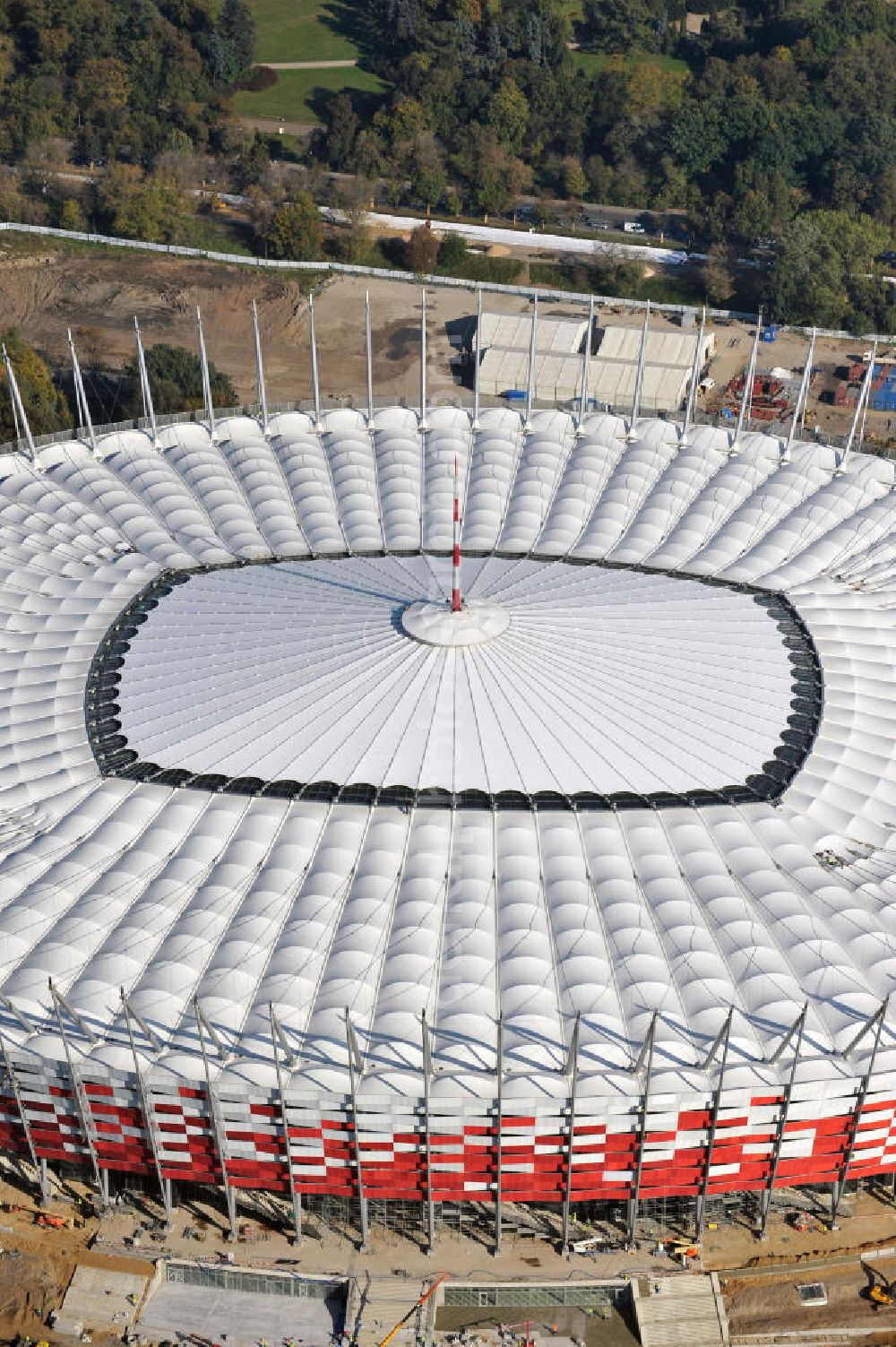 Aerial image Warschau / Warszawa / Warsaw - Das neu errichtete Stadion Warschauer Nationalstadion im Stadtteil Praga am Weichselufer gegenüber dem Warschauer Zentrum in der Woiwodschaft Masowien, Polen. Das Fußballstadion ist ein Austragungsort der UEFA Fußball-Europameisterschaft EM 2012. Generalplaner des Stadion-Neubau ist ein Konsortium aus den Architekturbüros JSK Architekten, Gerkan, Marg und Partner sowie dem Ingenieurbüro Schlaich Bergermann und Partner. Die Hochbauarbeiten wurden durch die ALPINE - PBG SA und die Hydrobudowa Polska SA ausgeführt. The new built stadium National Stadium in Warsaw in the voivodeship Masovia, Poland.