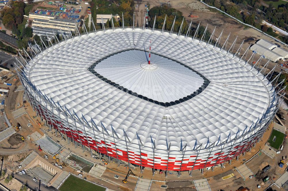 Warschau / Warszawa / Warsaw from the bird's eye view: Das neu errichtete Stadion Warschauer Nationalstadion im Stadtteil Praga am Weichselufer gegenüber dem Warschauer Zentrum in der Woiwodschaft Masowien, Polen. Das Fußballstadion ist ein Austragungsort der UEFA Fußball-Europameisterschaft EM 2012. Generalplaner des Stadion-Neubau ist ein Konsortium aus den Architekturbüros JSK Architekten, Gerkan, Marg und Partner sowie dem Ingenieurbüro Schlaich Bergermann und Partner. Die Hochbauarbeiten wurden durch die ALPINE - PBG SA und die Hydrobudowa Polska SA ausgeführt. The new built stadium National Stadium in Warsaw in the voivodeship Masovia, Poland.