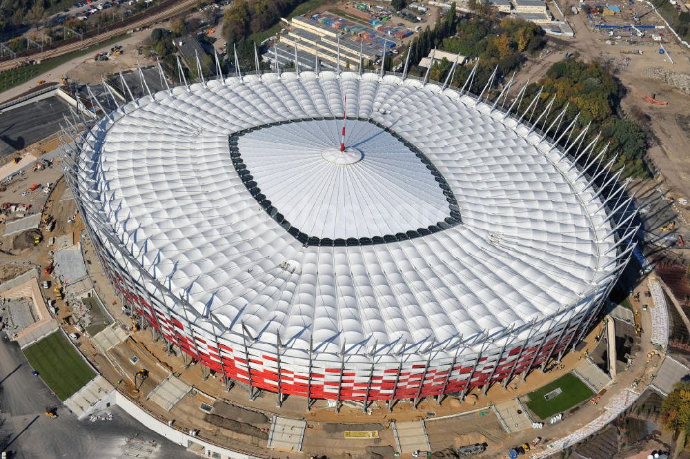 Warschau / Warszawa / Warsaw from above - Das neu errichtete Stadion Warschauer Nationalstadion im Stadtteil Praga am Weichselufer gegenüber dem Warschauer Zentrum in der Woiwodschaft Masowien, Polen. Das Fußballstadion ist ein Austragungsort der UEFA Fußball-Europameisterschaft EM 2012. Generalplaner des Stadion-Neubau ist ein Konsortium aus den Architekturbüros JSK Architekten, Gerkan, Marg und Partner sowie dem Ingenieurbüro Schlaich Bergermann und Partner. Die Hochbauarbeiten wurden durch die ALPINE - PBG SA und die Hydrobudowa Polska SA ausgeführt. The new built stadium National Stadium in Warsaw in the voivodeship Masovia, Poland.