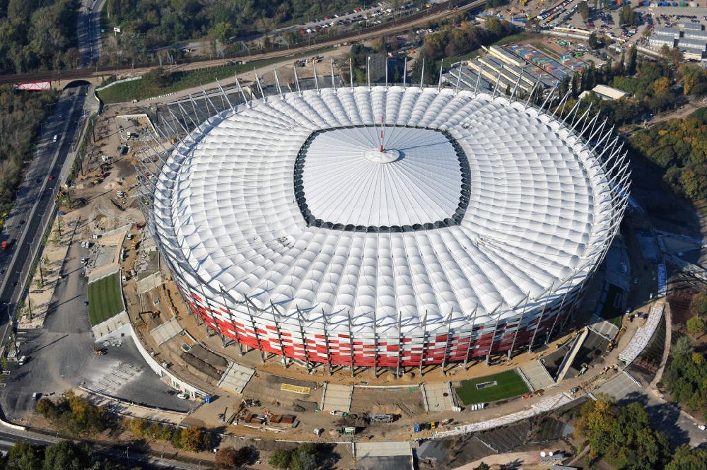 Warschau / Warszawa / Warsaw from the bird's eye view: Das neu errichtete Stadion Warschauer Nationalstadion im Stadtteil Praga am Weichselufer gegenüber dem Warschauer Zentrum in der Woiwodschaft Masowien, Polen. Das Fußballstadion ist ein Austragungsort der UEFA Fußball-Europameisterschaft EM 2012. Generalplaner des Stadion-Neubau ist ein Konsortium aus den Architekturbüros JSK Architekten, Gerkan, Marg und Partner sowie dem Ingenieurbüro Schlaich Bergermann und Partner. Die Hochbauarbeiten wurden durch die ALPINE - PBG SA und die Hydrobudowa Polska SA ausgeführt. The new built stadium National Stadium in Warsaw in the voivodeship Masovia, Poland.