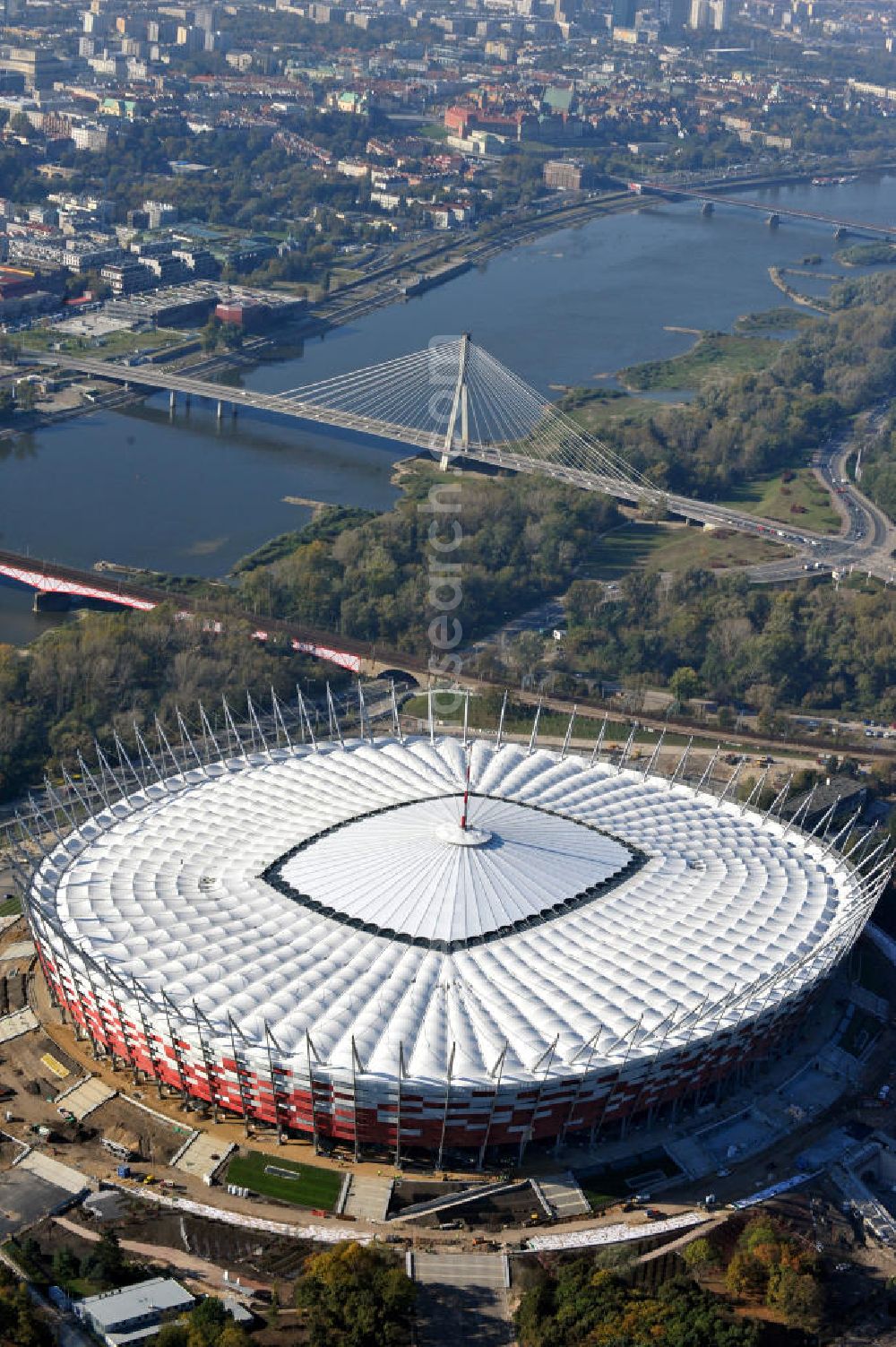 Aerial photograph Warschau / Warszawa / Warsaw - Das neu errichtete Stadion Warschauer Nationalstadion im Stadtteil Praga am Weichselufer gegenüber dem Warschauer Zentrum in der Woiwodschaft Masowien, Polen. Das Fußballstadion ist ein Austragungsort der UEFA Fußball-Europameisterschaft EM 2012. Generalplaner des Stadion-Neubau ist ein Konsortium aus den Architekturbüros JSK Architekten, Gerkan, Marg und Partner sowie dem Ingenieurbüro Schlaich Bergermann und Partner. Die Hochbauarbeiten wurden durch die ALPINE - PBG SA und die Hydrobudowa Polska SA ausgeführt. The new built stadium National Stadium in Warsaw in the voivodeship Masovia, Poland.