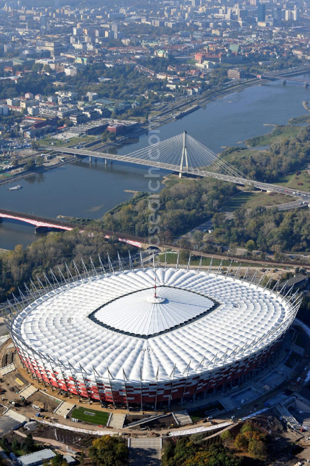 Warschau / Warszawa / Warsaw from above - Das neu errichtete Stadion Warschauer Nationalstadion im Stadtteil Praga am Weichselufer gegenüber dem Warschauer Zentrum in der Woiwodschaft Masowien, Polen. Das Fußballstadion ist ein Austragungsort der UEFA Fußball-Europameisterschaft EM 2012. Generalplaner des Stadion-Neubau ist ein Konsortium aus den Architekturbüros JSK Architekten, Gerkan, Marg und Partner sowie dem Ingenieurbüro Schlaich Bergermann und Partner. Die Hochbauarbeiten wurden durch die ALPINE - PBG SA und die Hydrobudowa Polska SA ausgeführt. The new built stadium National Stadium in Warsaw in the voivodeship Masovia, Poland.