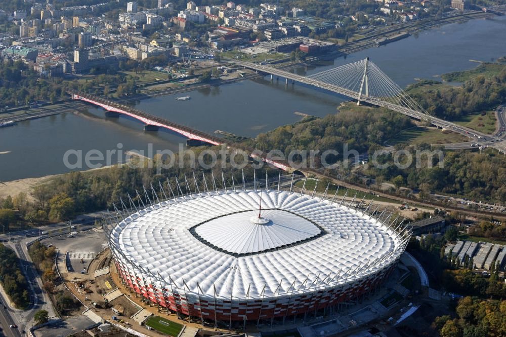 Warschau / Warszawa / Warsaw from the bird's eye view: Das neu errichtete Stadion Warschauer Nationalstadion im Stadtteil Praga am Weichselufer gegenüber dem Warschauer Zentrum in der Woiwodschaft Masowien, Polen. Das Fußballstadion ist ein Austragungsort der UEFA Fußball-Europameisterschaft EM 2012. Generalplaner des Stadion-Neubau ist ein Konsortium aus den Architekturbüros JSK Architekten, Gerkan, Marg und Partner sowie dem Ingenieurbüro Schlaich Bergermann und Partner. Die Hochbauarbeiten wurden durch die ALPINE - PBG SA und die Hydrobudowa Polska SA ausgeführt. The new built stadium National Stadium in Warsaw in the voivodeship Masovia, Poland.