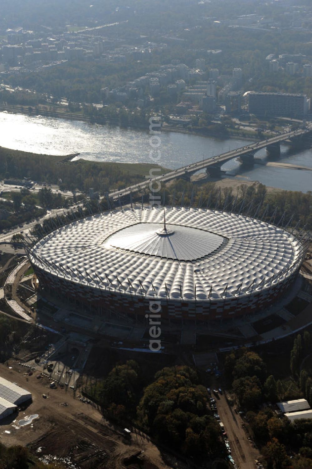 Aerial photograph Warschau / Warszawa / Warsaw - Das neu errichtete Stadion Warschauer Nationalstadion im Stadtteil Praga am Weichselufer gegenüber dem Warschauer Zentrum in der Woiwodschaft Masowien, Polen. Das Fußballstadion ist ein Austragungsort der UEFA Fußball-Europameisterschaft EM 2012. Generalplaner des Stadion-Neubau ist ein Konsortium aus den Architekturbüros JSK Architekten, Gerkan, Marg und Partner sowie dem Ingenieurbüro Schlaich Bergermann und Partner. Die Hochbauarbeiten wurden durch die ALPINE - PBG SA und die Hydrobudowa Polska SA ausgeführt. The new built stadium National Stadium in Warsaw in the voivodeship Masovia, Poland.