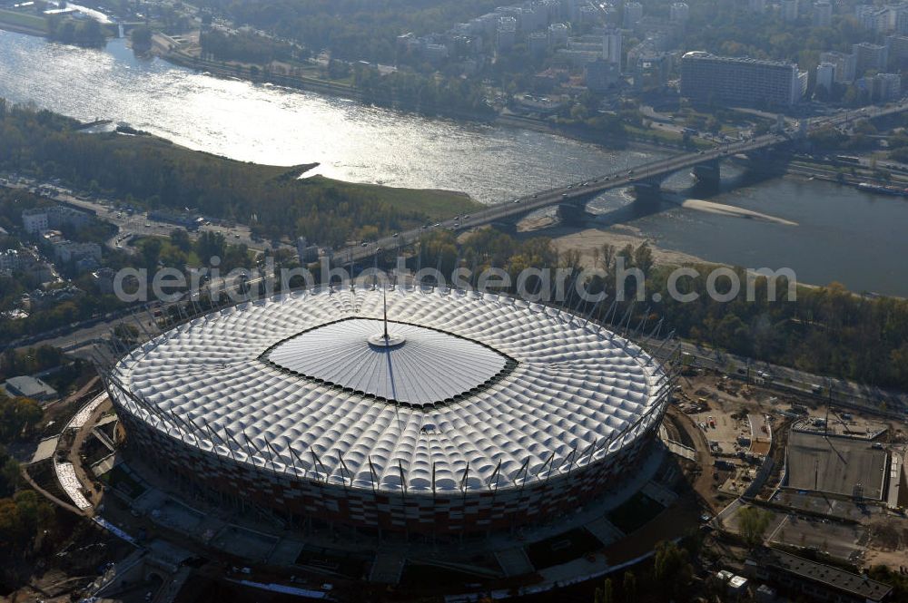 Warschau / Warszawa / Warsaw from above - Das neu errichtete Stadion Warschauer Nationalstadion im Stadtteil Praga am Weichselufer gegenüber dem Warschauer Zentrum in der Woiwodschaft Masowien, Polen. Das Fußballstadion ist ein Austragungsort der UEFA Fußball-Europameisterschaft EM 2012. Generalplaner des Stadion-Neubau ist ein Konsortium aus den Architekturbüros JSK Architekten, Gerkan, Marg und Partner sowie dem Ingenieurbüro Schlaich Bergermann und Partner. Die Hochbauarbeiten wurden durch die ALPINE - PBG SA und die Hydrobudowa Polska SA ausgeführt. The new built stadium National Stadium in Warsaw in the voivodeship Masovia, Poland.