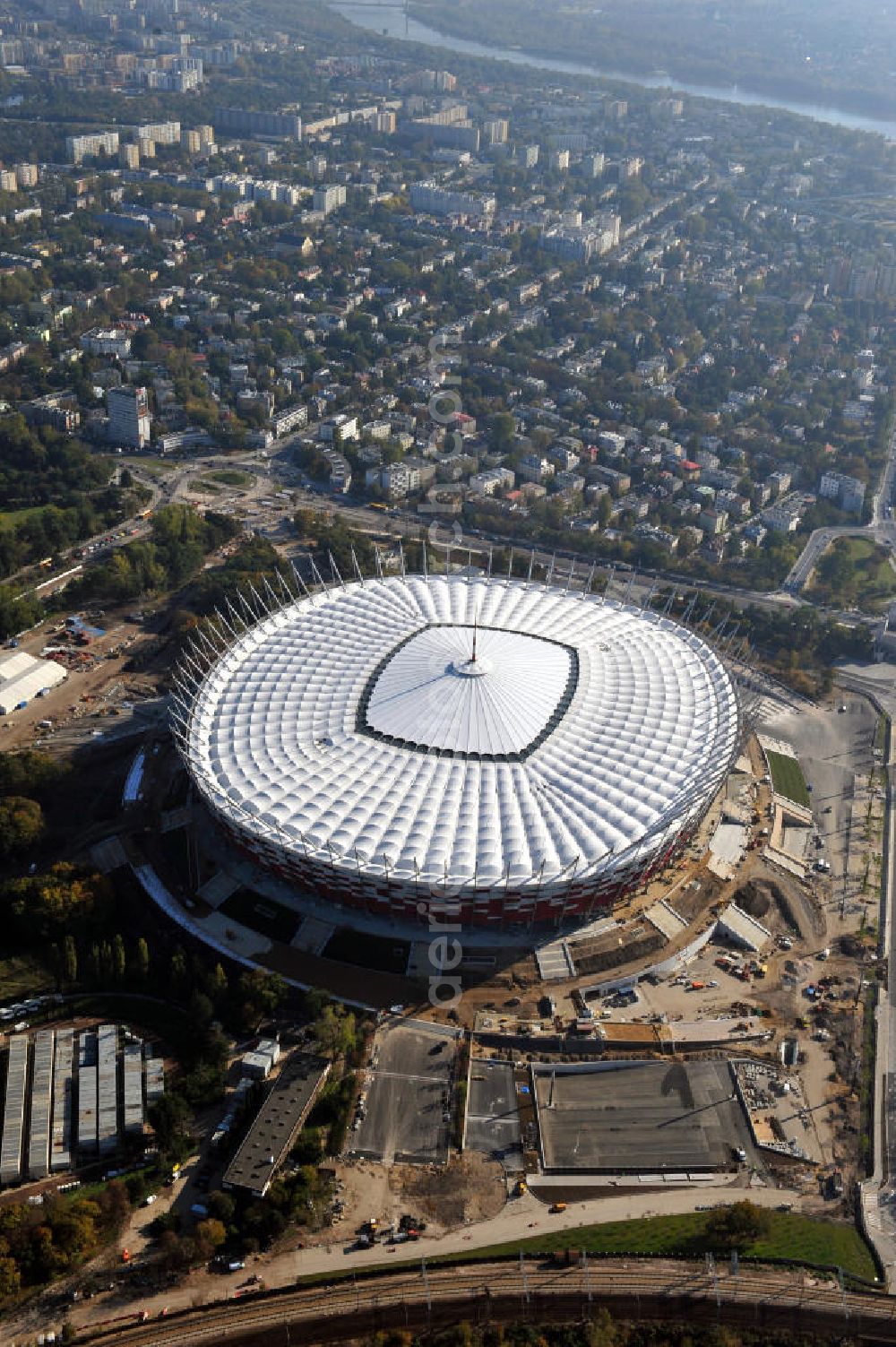 Aerial image Warschau / Warszawa / Warsaw - Das neu errichtete Stadion Warschauer Nationalstadion im Stadtteil Praga am Weichselufer gegenüber dem Warschauer Zentrum in der Woiwodschaft Masowien, Polen. Das Fußballstadion ist ein Austragungsort der UEFA Fußball-Europameisterschaft EM 2012. Generalplaner des Stadion-Neubau ist ein Konsortium aus den Architekturbüros JSK Architekten, Gerkan, Marg und Partner sowie dem Ingenieurbüro Schlaich Bergermann und Partner. Die Hochbauarbeiten wurden durch die ALPINE - PBG SA und die Hydrobudowa Polska SA ausgeführt. The new built stadium National Stadium in Warsaw in the voivodeship Masovia, Poland.