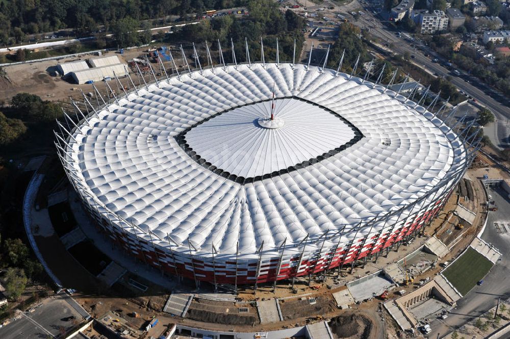 Aerial photograph Warschau / Warszawa / Warsaw - Das neu errichtete Stadion Warschauer Nationalstadion im Stadtteil Praga am Weichselufer gegenüber dem Warschauer Zentrum in der Woiwodschaft Masowien, Polen. Das Fußballstadion ist ein Austragungsort der UEFA Fußball-Europameisterschaft EM 2012. Generalplaner des Stadion-Neubau ist ein Konsortium aus den Architekturbüros JSK Architekten, Gerkan, Marg und Partner sowie dem Ingenieurbüro Schlaich Bergermann und Partner. Die Hochbauarbeiten wurden durch die ALPINE - PBG SA und die Hydrobudowa Polska SA ausgeführt. The new built stadium National Stadium in Warsaw in the voivodeship Masovia, Poland.