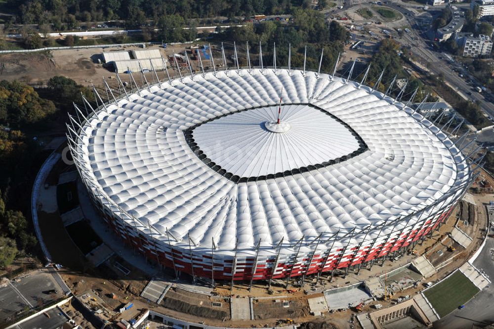 Warschau / Warszawa / Warsaw from above - Das neu errichtete Stadion Warschauer Nationalstadion im Stadtteil Praga am Weichselufer gegenüber dem Warschauer Zentrum in der Woiwodschaft Masowien, Polen. Das Fußballstadion ist ein Austragungsort der UEFA Fußball-Europameisterschaft EM 2012. Generalplaner des Stadion-Neubau ist ein Konsortium aus den Architekturbüros JSK Architekten, Gerkan, Marg und Partner sowie dem Ingenieurbüro Schlaich Bergermann und Partner. Die Hochbauarbeiten wurden durch die ALPINE - PBG SA und die Hydrobudowa Polska SA ausgeführt. The new built stadium National Stadium in Warsaw in the voivodeship Masovia, Poland.