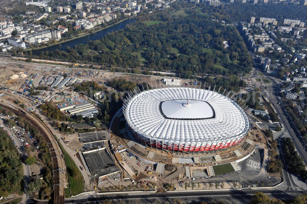 Warschau / Warszawa / Warsaw from the bird's eye view: Das neu errichtete Stadion Warschauer Nationalstadion im Stadtteil Praga am Weichselufer gegenüber dem Warschauer Zentrum in der Woiwodschaft Masowien, Polen. Das Fußballstadion ist ein Austragungsort der UEFA Fußball-Europameisterschaft EM 2012. Generalplaner des Stadion-Neubau ist ein Konsortium aus den Architekturbüros JSK Architekten, Gerkan, Marg und Partner sowie dem Ingenieurbüro Schlaich Bergermann und Partner. Die Hochbauarbeiten wurden durch die ALPINE - PBG SA und die Hydrobudowa Polska SA ausgeführt. The new built stadium National Stadium in Warsaw in the voivodeship Masovia, Poland.