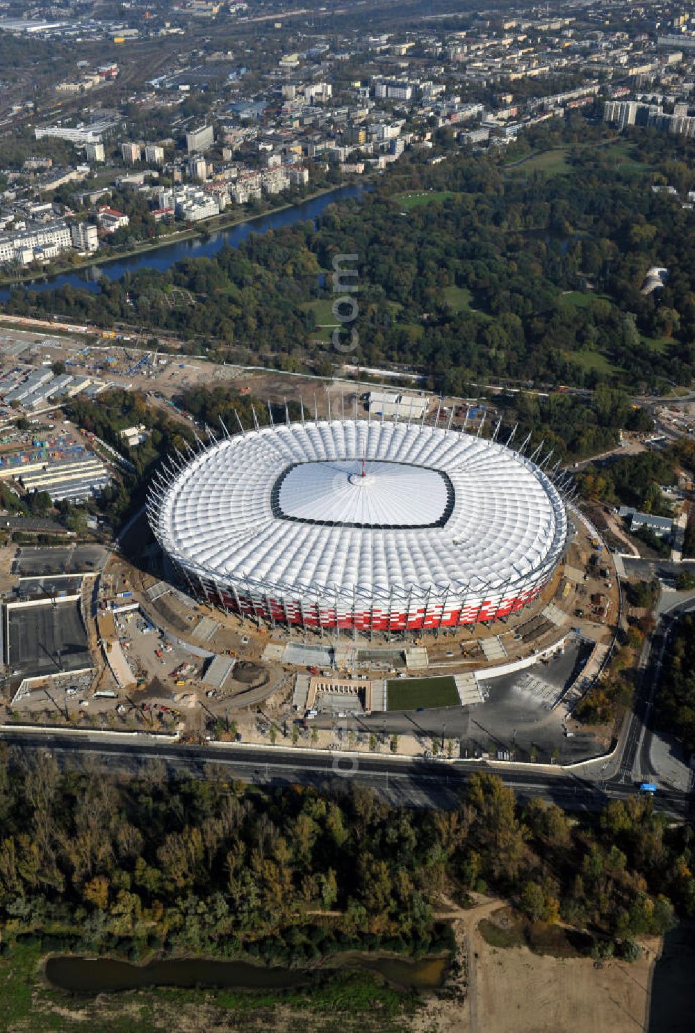 Aerial photograph Warschau / Warszawa / Warsaw - Das neu errichtete Stadion Warschauer Nationalstadion im Stadtteil Praga am Weichselufer gegenüber dem Warschauer Zentrum in der Woiwodschaft Masowien, Polen. Das Fußballstadion ist ein Austragungsort der UEFA Fußball-Europameisterschaft EM 2012. Generalplaner des Stadion-Neubau ist ein Konsortium aus den Architekturbüros JSK Architekten, Gerkan, Marg und Partner sowie dem Ingenieurbüro Schlaich Bergermann und Partner. Die Hochbauarbeiten wurden durch die ALPINE - PBG SA und die Hydrobudowa Polska SA ausgeführt. The new built stadium National Stadium in Warsaw in the voivodeship Masovia, Poland.