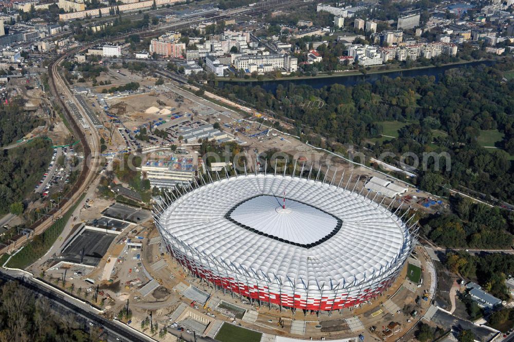 Warschau / Warszawa / Warsaw from above - Das neu errichtete Stadion Warschauer Nationalstadion im Stadtteil Praga am Weichselufer gegenüber dem Warschauer Zentrum in der Woiwodschaft Masowien, Polen. Das Fußballstadion ist ein Austragungsort der UEFA Fußball-Europameisterschaft EM 2012. Generalplaner des Stadion-Neubau ist ein Konsortium aus den Architekturbüros JSK Architekten, Gerkan, Marg und Partner sowie dem Ingenieurbüro Schlaich Bergermann und Partner. Die Hochbauarbeiten wurden durch die ALPINE - PBG SA und die Hydrobudowa Polska SA ausgeführt. The new built stadium National Stadium in Warsaw in the voivodeship Masovia, Poland.