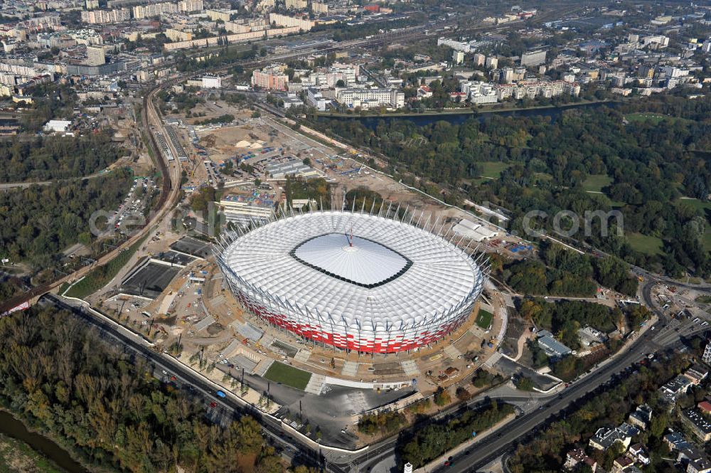 Warschau / Warszawa / Warsaw from the bird's eye view: Das neu errichtete Stadion Warschauer Nationalstadion im Stadtteil Praga am Weichselufer gegenüber dem Warschauer Zentrum in der Woiwodschaft Masowien, Polen. Das Fußballstadion ist ein Austragungsort der UEFA Fußball-Europameisterschaft EM 2012. Generalplaner des Stadion-Neubau ist ein Konsortium aus den Architekturbüros JSK Architekten, Gerkan, Marg und Partner sowie dem Ingenieurbüro Schlaich Bergermann und Partner. Die Hochbauarbeiten wurden durch die ALPINE - PBG SA und die Hydrobudowa Polska SA ausgeführt. The new built stadium National Stadium in Warsaw in the voivodeship Masovia, Poland.