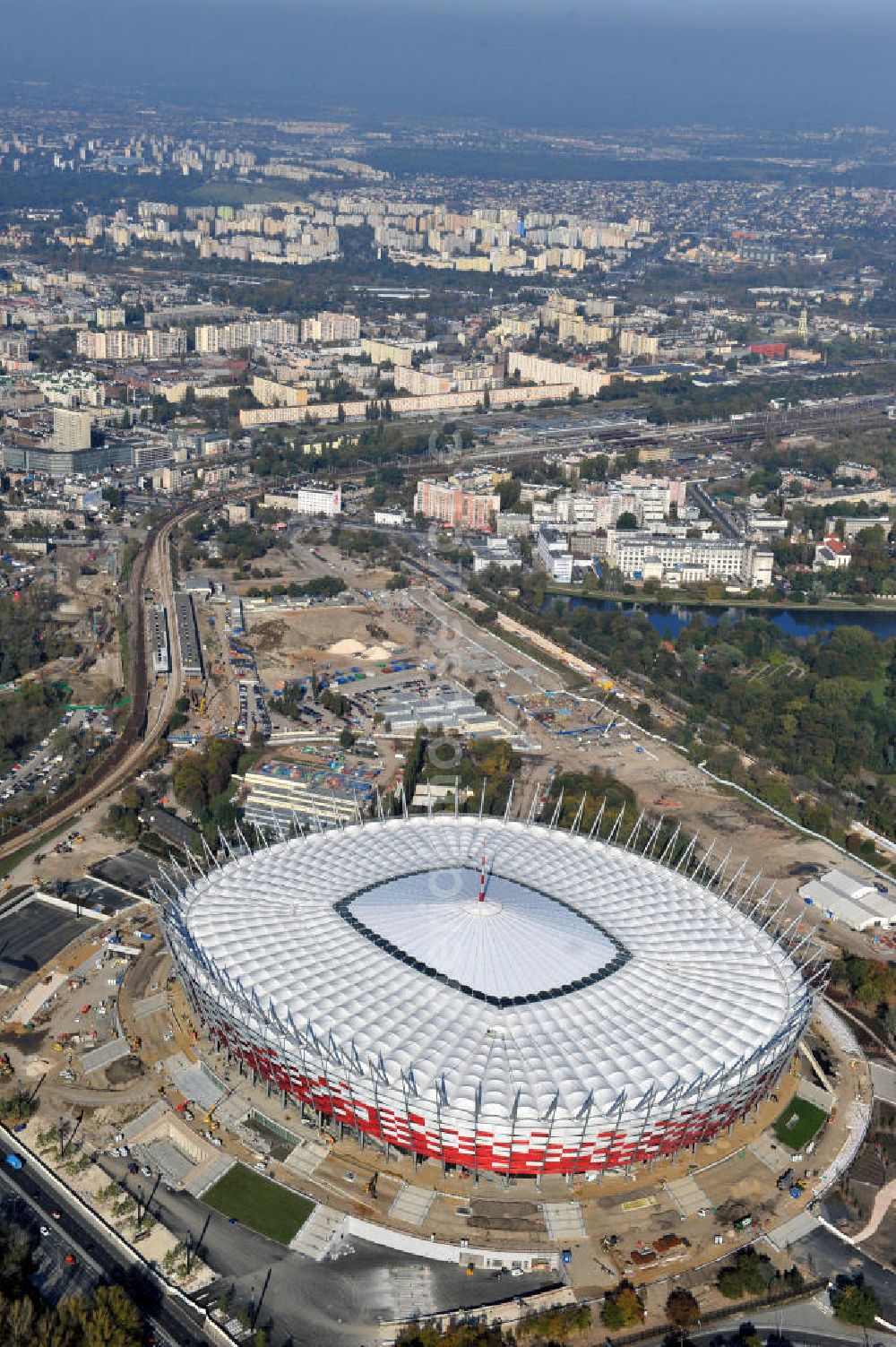 Aerial image Warschau / Warszawa / Warsaw - Das neu errichtete Stadion Warschauer Nationalstadion im Stadtteil Praga am Weichselufer gegenüber dem Warschauer Zentrum in der Woiwodschaft Masowien, Polen. Das Fußballstadion ist ein Austragungsort der UEFA Fußball-Europameisterschaft EM 2012. Generalplaner des Stadion-Neubau ist ein Konsortium aus den Architekturbüros JSK Architekten, Gerkan, Marg und Partner sowie dem Ingenieurbüro Schlaich Bergermann und Partner. Die Hochbauarbeiten wurden durch die ALPINE - PBG SA und die Hydrobudowa Polska SA ausgeführt. The new built stadium National Stadium in Warsaw in the voivodeship Masovia, Poland.