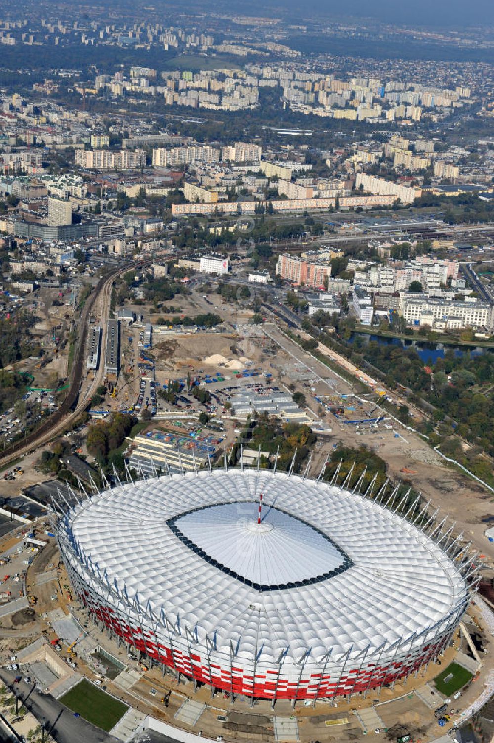 Aerial photograph Warschau / Warszawa / Warsaw - Das neu errichtete Stadion Warschauer Nationalstadion im Stadtteil Praga am Weichselufer gegenüber dem Warschauer Zentrum in der Woiwodschaft Masowien, Polen. Das Fußballstadion ist ein Austragungsort der UEFA Fußball-Europameisterschaft EM 2012. Generalplaner des Stadion-Neubau ist ein Konsortium aus den Architekturbüros JSK Architekten, Gerkan, Marg und Partner sowie dem Ingenieurbüro Schlaich Bergermann und Partner. Die Hochbauarbeiten wurden durch die ALPINE - PBG SA und die Hydrobudowa Polska SA ausgeführt. The new built stadium National Stadium in Warsaw in the voivodeship Masovia, Poland.