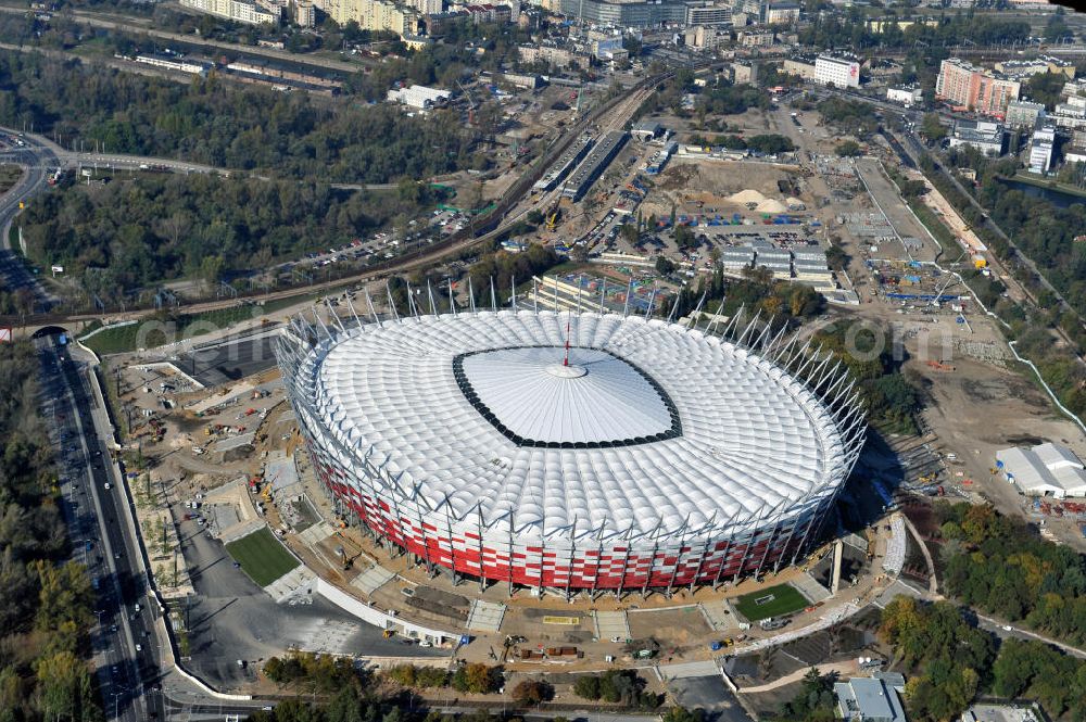 Warschau / Warszawa / Warsaw from above - Das neu errichtete Stadion Warschauer Nationalstadion im Stadtteil Praga am Weichselufer gegenüber dem Warschauer Zentrum in der Woiwodschaft Masowien, Polen. Das Fußballstadion ist ein Austragungsort der UEFA Fußball-Europameisterschaft EM 2012. Generalplaner des Stadion-Neubau ist ein Konsortium aus den Architekturbüros JSK Architekten, Gerkan, Marg und Partner sowie dem Ingenieurbüro Schlaich Bergermann und Partner. Die Hochbauarbeiten wurden durch die ALPINE - PBG SA und die Hydrobudowa Polska SA ausgeführt. The new built stadium National Stadium in Warsaw in the voivodeship Masovia, Poland.