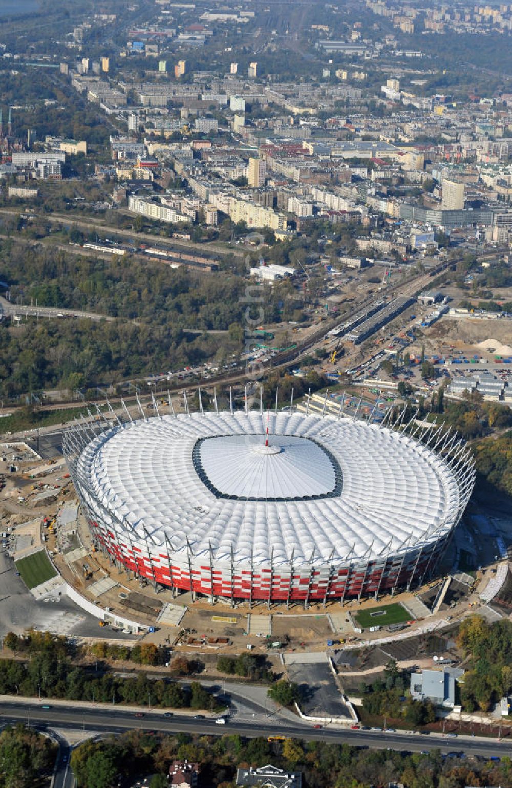 Warschau / Warszawa / Warsaw from the bird's eye view: Das neu errichtete Stadion Warschauer Nationalstadion im Stadtteil Praga am Weichselufer gegenüber dem Warschauer Zentrum in der Woiwodschaft Masowien, Polen. Das Fußballstadion ist ein Austragungsort der UEFA Fußball-Europameisterschaft EM 2012. Generalplaner des Stadion-Neubau ist ein Konsortium aus den Architekturbüros JSK Architekten, Gerkan, Marg und Partner sowie dem Ingenieurbüro Schlaich Bergermann und Partner. Die Hochbauarbeiten wurden durch die ALPINE - PBG SA und die Hydrobudowa Polska SA ausgeführt. The new built stadium National Stadium in Warsaw in the voivodeship Masovia, Poland.