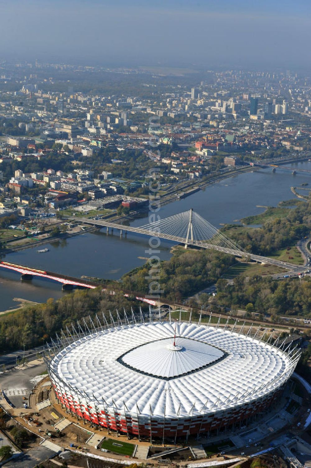 Aerial photograph Warschau / Warszawa / Warsaw - Das neu errichtete Stadion Warschauer Nationalstadion im Stadtteil Praga am Weichselufer gegenüber dem Warschauer Zentrum in der Woiwodschaft Masowien, Polen. Das Fußballstadion ist ein Austragungsort der UEFA Fußball-Europameisterschaft EM 2012. Generalplaner des Stadion-Neubau ist ein Konsortium aus den Architekturbüros JSK Architekten, Gerkan, Marg und Partner sowie dem Ingenieurbüro Schlaich Bergermann und Partner. Die Hochbauarbeiten wurden durch die ALPINE - PBG SA und die Hydrobudowa Polska SA ausgeführt. The new built stadium National Stadium in Warsaw in the voivodeship Masovia, Poland.