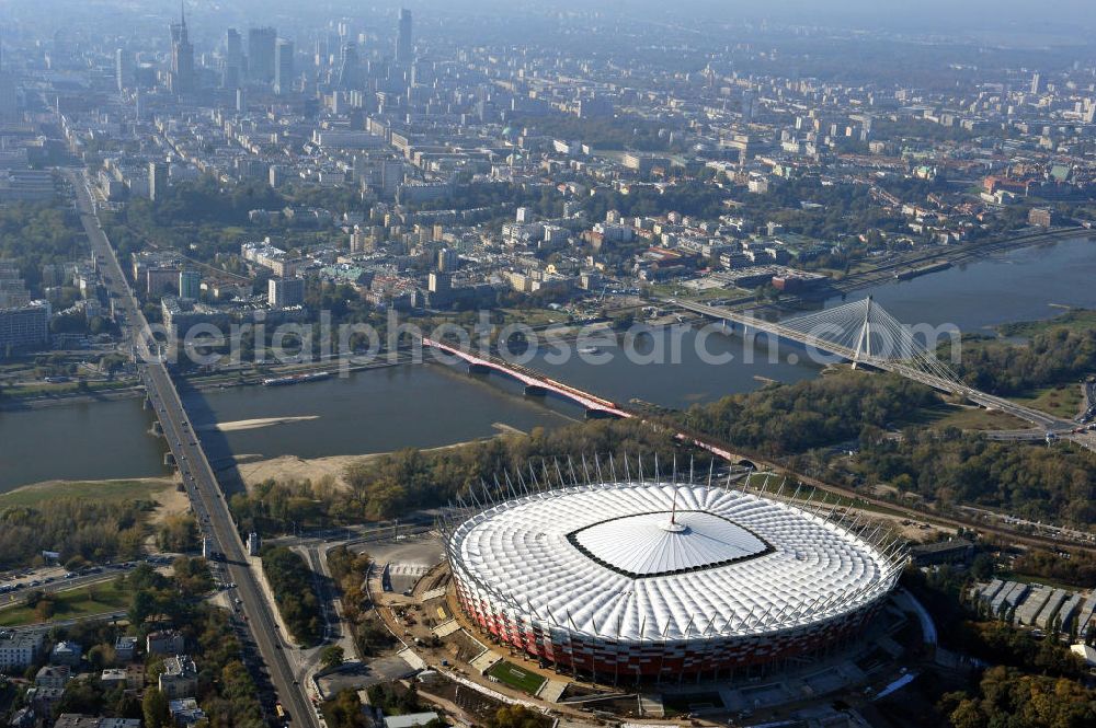 Warschau / Warszawa / Warsaw from above - Das neu errichtete Stadion Warschauer Nationalstadion im Stadtteil Praga am Weichselufer gegenüber dem Warschauer Zentrum in der Woiwodschaft Masowien, Polen. Das Fußballstadion ist ein Austragungsort der UEFA Fußball-Europameisterschaft EM 2012. Generalplaner des Stadion-Neubau ist ein Konsortium aus den Architekturbüros JSK Architekten, Gerkan, Marg und Partner sowie dem Ingenieurbüro Schlaich Bergermann und Partner. Die Hochbauarbeiten wurden durch die ALPINE - PBG SA und die Hydrobudowa Polska SA ausgeführt. The new built stadium National Stadium in Warsaw in the voivodeship Masovia, Poland.