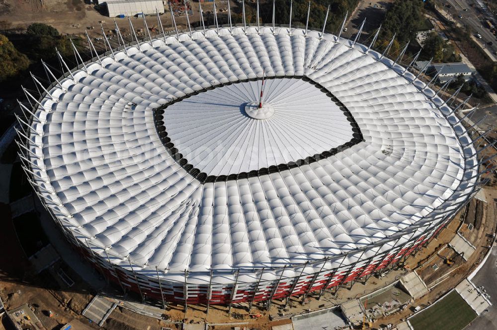 Warschau / Warszawa / Warsaw from above - Das neu errichtete Stadion Warschauer Nationalstadion im Stadtteil Praga am Weichselufer gegenüber dem Warschauer Zentrum in der Woiwodschaft Masowien, Polen. Das Fußballstadion ist ein Austragungsort der UEFA Fußball-Europameisterschaft EM 2012. Generalplaner des Stadion-Neubau ist ein Konsortium aus den Architekturbüros JSK Architekten, Gerkan, Marg und Partner sowie dem Ingenieurbüro Schlaich Bergermann und Partner. Die Hochbauarbeiten wurden durch die ALPINE - PBG SA und die Hydrobudowa Polska SA ausgeführt. The new built stadium National Stadium in Warsaw in the voivodeship Masovia, Poland.