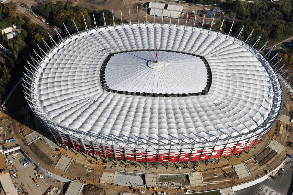 Aerial photograph Warschau / Warszawa / Warsaw - Das neu errichtete Stadion Warschauer Nationalstadion im Stadtteil Praga am Weichselufer gegenüber dem Warschauer Zentrum in der Woiwodschaft Masowien, Polen. Das Fußballstadion ist ein Austragungsort der UEFA Fußball-Europameisterschaft EM 2012. Generalplaner des Stadion-Neubau ist ein Konsortium aus den Architekturbüros JSK Architekten, Gerkan, Marg und Partner sowie dem Ingenieurbüro Schlaich Bergermann und Partner. Die Hochbauarbeiten wurden durch die ALPINE - PBG SA und die Hydrobudowa Polska SA ausgeführt. The new built stadium National Stadium in Warsaw in the voivodeship Masovia, Poland.