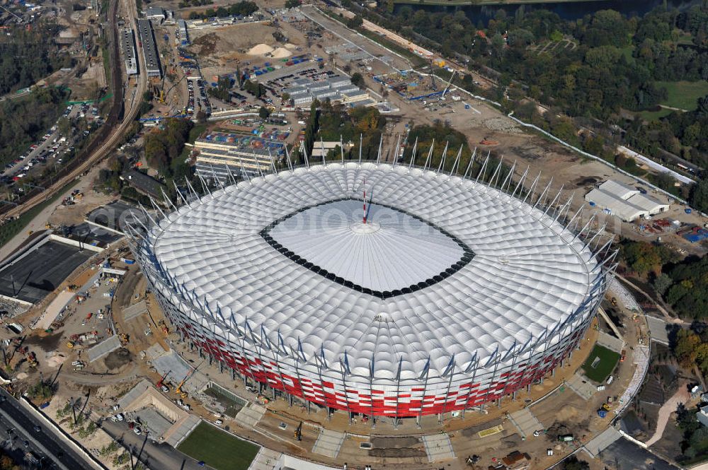 Warschau / Warszawa / Warsaw from above - Das neu errichtete Stadion Warschauer Nationalstadion im Stadtteil Praga am Weichselufer gegenüber dem Warschauer Zentrum in der Woiwodschaft Masowien, Polen. Das Fußballstadion ist ein Austragungsort der UEFA Fußball-Europameisterschaft EM 2012. Generalplaner des Stadion-Neubau ist ein Konsortium aus den Architekturbüros JSK Architekten, Gerkan, Marg und Partner sowie dem Ingenieurbüro Schlaich Bergermann und Partner. Die Hochbauarbeiten wurden durch die ALPINE - PBG SA und die Hydrobudowa Polska SA ausgeführt. The new built stadium National Stadium in Warsaw in the voivodeship Masovia, Poland.