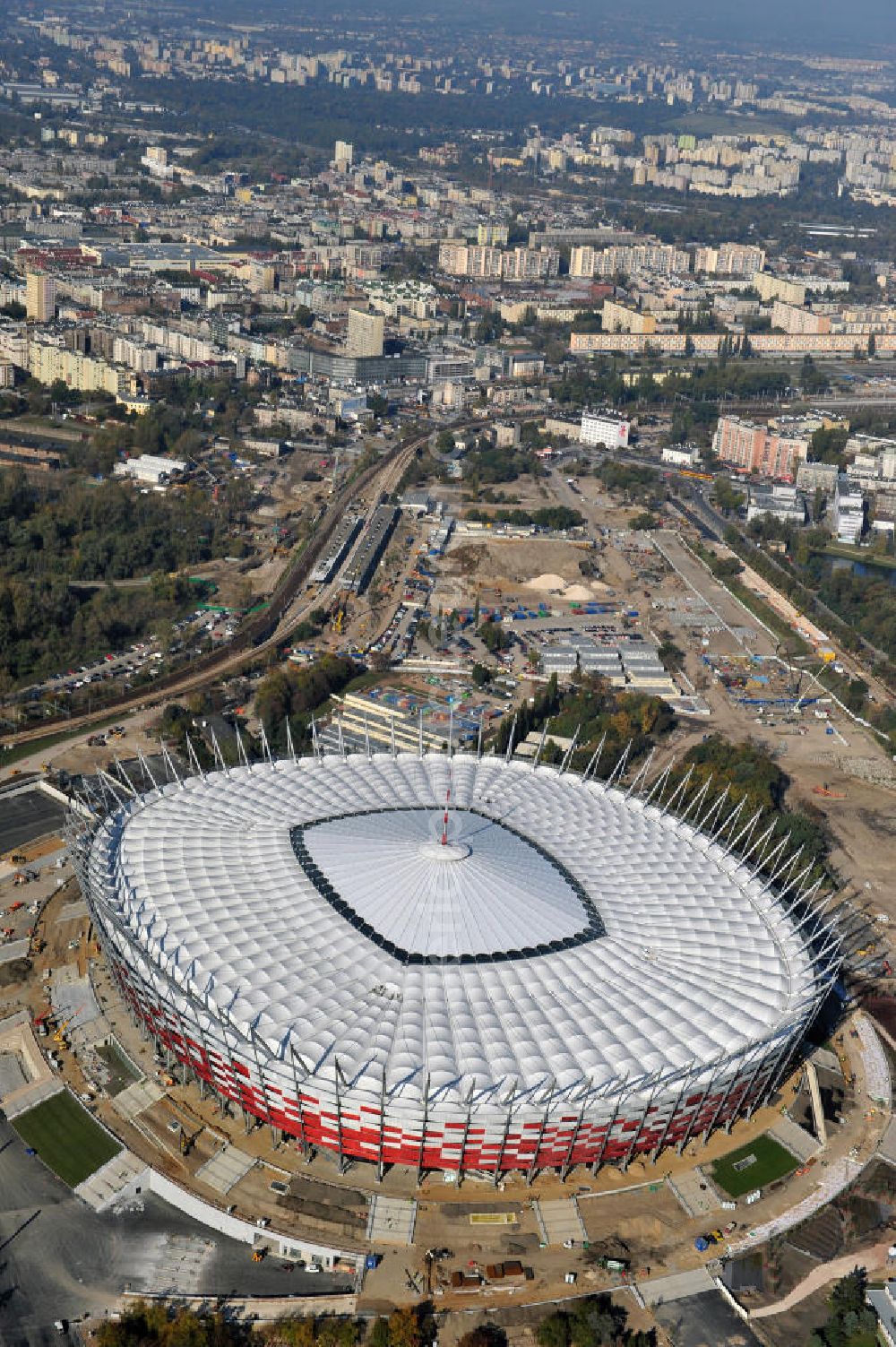 Warschau / Warszawa / Warsaw from the bird's eye view: Das neu errichtete Stadion Warschauer Nationalstadion im Stadtteil Praga am Weichselufer gegenüber dem Warschauer Zentrum in der Woiwodschaft Masowien, Polen. Das Fußballstadion ist ein Austragungsort der UEFA Fußball-Europameisterschaft EM 2012. Generalplaner des Stadion-Neubau ist ein Konsortium aus den Architekturbüros JSK Architekten, Gerkan, Marg und Partner sowie dem Ingenieurbüro Schlaich Bergermann und Partner. Die Hochbauarbeiten wurden durch die ALPINE - PBG SA und die Hydrobudowa Polska SA ausgeführt. The new built stadium National Stadium in Warsaw in the voivodeship Masovia, Poland.