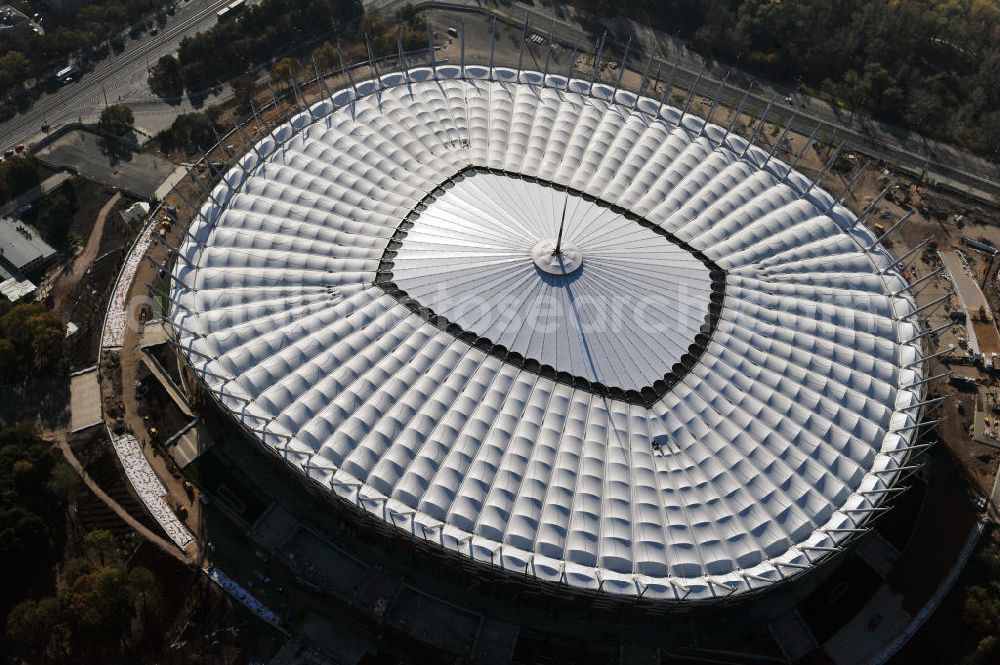 Aerial image Warschau / Warszawa / Warsaw - Das neu errichtete Stadion Warschauer Nationalstadion im Stadtteil Praga am Weichselufer gegenüber dem Warschauer Zentrum in der Woiwodschaft Masowien, Polen. Das Fußballstadion ist ein Austragungsort der UEFA Fußball-Europameisterschaft EM 2012. Generalplaner des Stadion-Neubau ist ein Konsortium aus den Architekturbüros JSK Architekten, Gerkan, Marg und Partner sowie dem Ingenieurbüro Schlaich Bergermann und Partner. Die Hochbauarbeiten wurden durch die ALPINE - PBG SA und die Hydrobudowa Polska SA ausgeführt. The new built stadium National Stadium in Warsaw in the voivodeship Masovia, Poland.