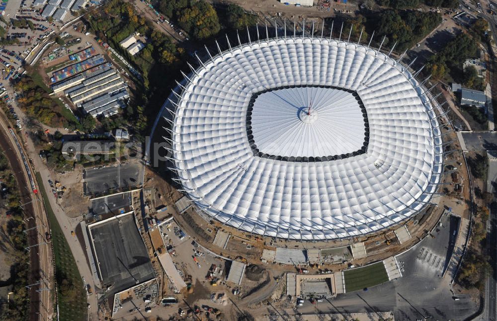 Aerial photograph Warschau / Warszawa / Warsaw - Das neu errichtete Stadion Warschauer Nationalstadion im Stadtteil Praga am Weichselufer gegenüber dem Warschauer Zentrum in der Woiwodschaft Masowien, Polen. Das Fußballstadion ist ein Austragungsort der UEFA Fußball-Europameisterschaft EM 2012. Generalplaner des Stadion-Neubau ist ein Konsortium aus den Architekturbüros JSK Architekten, Gerkan, Marg und Partner sowie dem Ingenieurbüro Schlaich Bergermann und Partner. Die Hochbauarbeiten wurden durch die ALPINE - PBG SA und die Hydrobudowa Polska SA ausgeführt. The new built stadium National Stadium in Warsaw in the voivodeship Masovia, Poland.