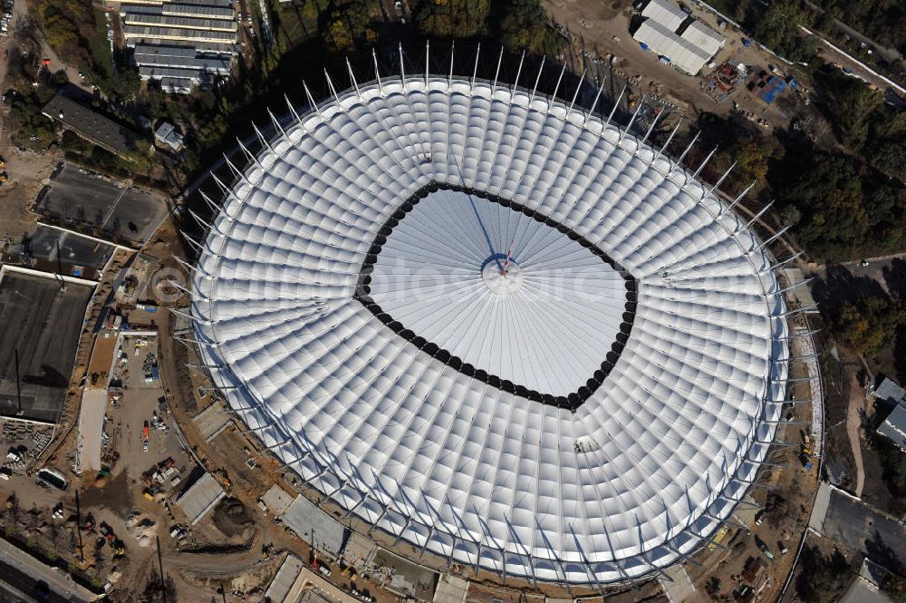 Warschau / Warszawa / Warsaw from above - Das neu errichtete Stadion Warschauer Nationalstadion im Stadtteil Praga am Weichselufer gegenüber dem Warschauer Zentrum in der Woiwodschaft Masowien, Polen. Das Fußballstadion ist ein Austragungsort der UEFA Fußball-Europameisterschaft EM 2012. Generalplaner des Stadion-Neubau ist ein Konsortium aus den Architekturbüros JSK Architekten, Gerkan, Marg und Partner sowie dem Ingenieurbüro Schlaich Bergermann und Partner. Die Hochbauarbeiten wurden durch die ALPINE - PBG SA und die Hydrobudowa Polska SA ausgeführt. The new built stadium National Stadium in Warsaw in the voivodeship Masovia, Poland.