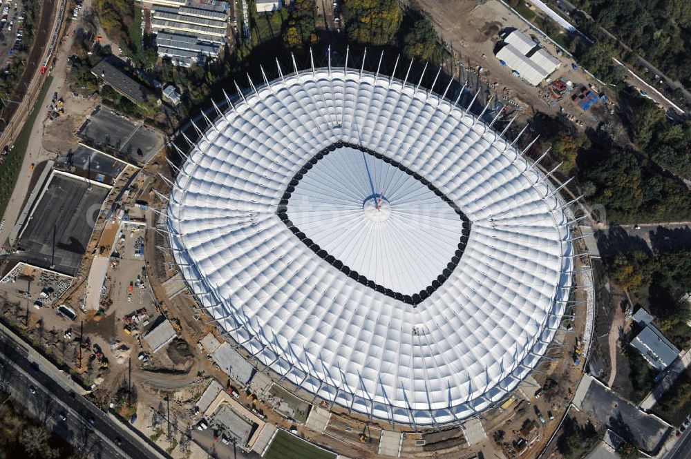 Warschau / Warszawa / Warsaw from the bird's eye view: Das neu errichtete Stadion Warschauer Nationalstadion im Stadtteil Praga am Weichselufer gegenüber dem Warschauer Zentrum in der Woiwodschaft Masowien, Polen. Das Fußballstadion ist ein Austragungsort der UEFA Fußball-Europameisterschaft EM 2012. Generalplaner des Stadion-Neubau ist ein Konsortium aus den Architekturbüros JSK Architekten, Gerkan, Marg und Partner sowie dem Ingenieurbüro Schlaich Bergermann und Partner. Die Hochbauarbeiten wurden durch die ALPINE - PBG SA und die Hydrobudowa Polska SA ausgeführt. The new built stadium National Stadium in Warsaw in the voivodeship Masovia, Poland.