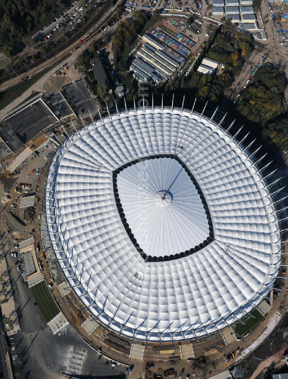 Aerial image Warschau / Warszawa / Warsaw - Das neu errichtete Stadion Warschauer Nationalstadion im Stadtteil Praga am Weichselufer gegenüber dem Warschauer Zentrum in der Woiwodschaft Masowien, Polen. Das Fußballstadion ist ein Austragungsort der UEFA Fußball-Europameisterschaft EM 2012. Generalplaner des Stadion-Neubau ist ein Konsortium aus den Architekturbüros JSK Architekten, Gerkan, Marg und Partner sowie dem Ingenieurbüro Schlaich Bergermann und Partner. Die Hochbauarbeiten wurden durch die ALPINE - PBG SA und die Hydrobudowa Polska SA ausgeführt. The new built stadium National Stadium in Warsaw in the voivodeship Masovia, Poland.