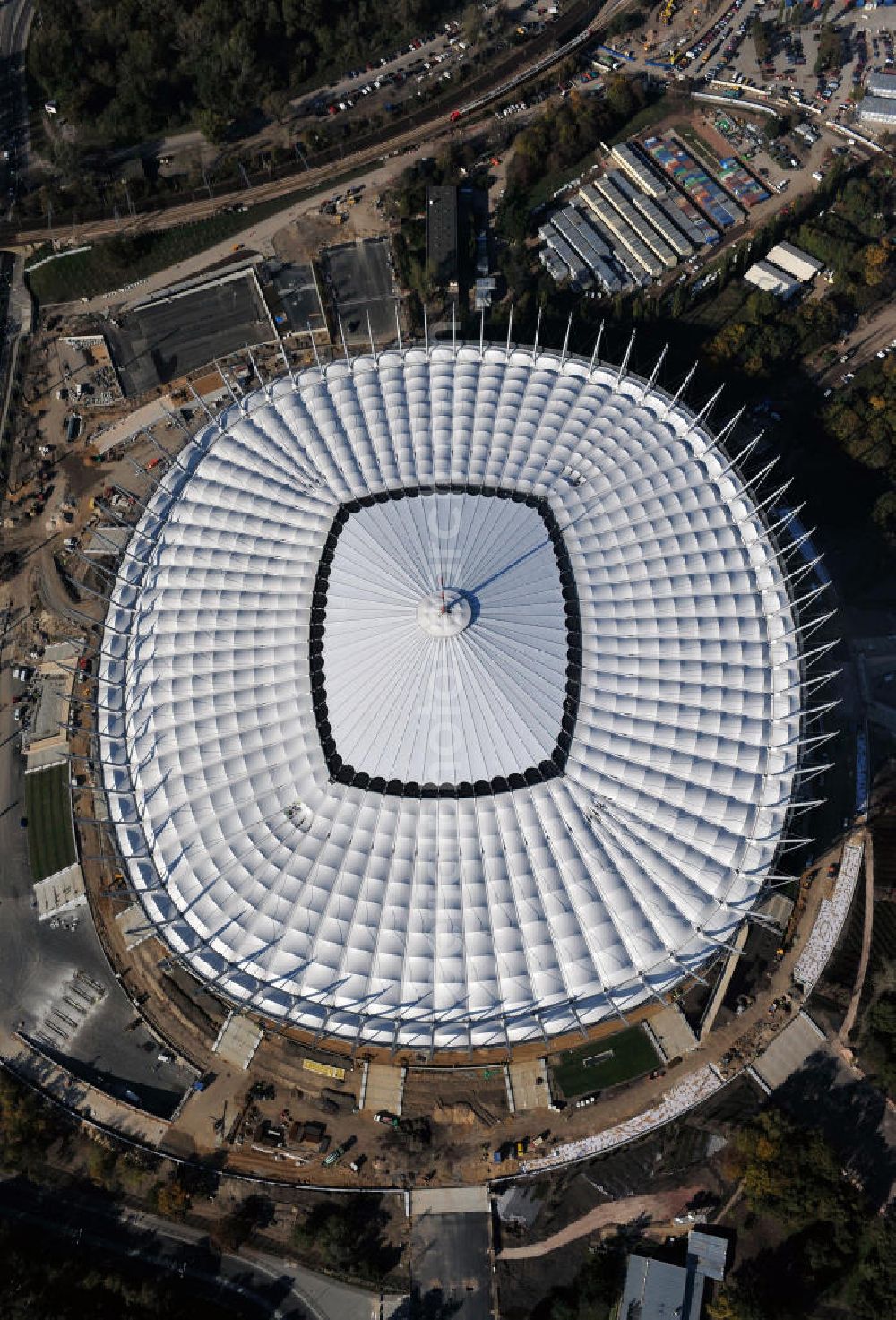 Aerial photograph Warschau / Warszawa / Warsaw - Das neu errichtete Stadion Warschauer Nationalstadion im Stadtteil Praga am Weichselufer gegenüber dem Warschauer Zentrum in der Woiwodschaft Masowien, Polen. Das Fußballstadion ist ein Austragungsort der UEFA Fußball-Europameisterschaft EM 2012. Generalplaner des Stadion-Neubau ist ein Konsortium aus den Architekturbüros JSK Architekten, Gerkan, Marg und Partner sowie dem Ingenieurbüro Schlaich Bergermann und Partner. Die Hochbauarbeiten wurden durch die ALPINE - PBG SA und die Hydrobudowa Polska SA ausgeführt. The new built stadium National Stadium in Warsaw in the voivodeship Masovia, Poland.