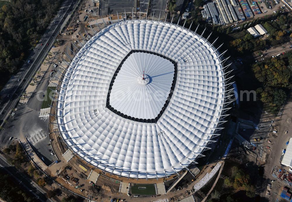 Warschau / Warszawa / Warsaw from above - Das neu errichtete Stadion Warschauer Nationalstadion im Stadtteil Praga am Weichselufer gegenüber dem Warschauer Zentrum in der Woiwodschaft Masowien, Polen. Das Fußballstadion ist ein Austragungsort der UEFA Fußball-Europameisterschaft EM 2012. Generalplaner des Stadion-Neubau ist ein Konsortium aus den Architekturbüros JSK Architekten, Gerkan, Marg und Partner sowie dem Ingenieurbüro Schlaich Bergermann und Partner. Die Hochbauarbeiten wurden durch die ALPINE - PBG SA und die Hydrobudowa Polska SA ausgeführt. The new built stadium National Stadium in Warsaw in the voivodeship Masovia, Poland.