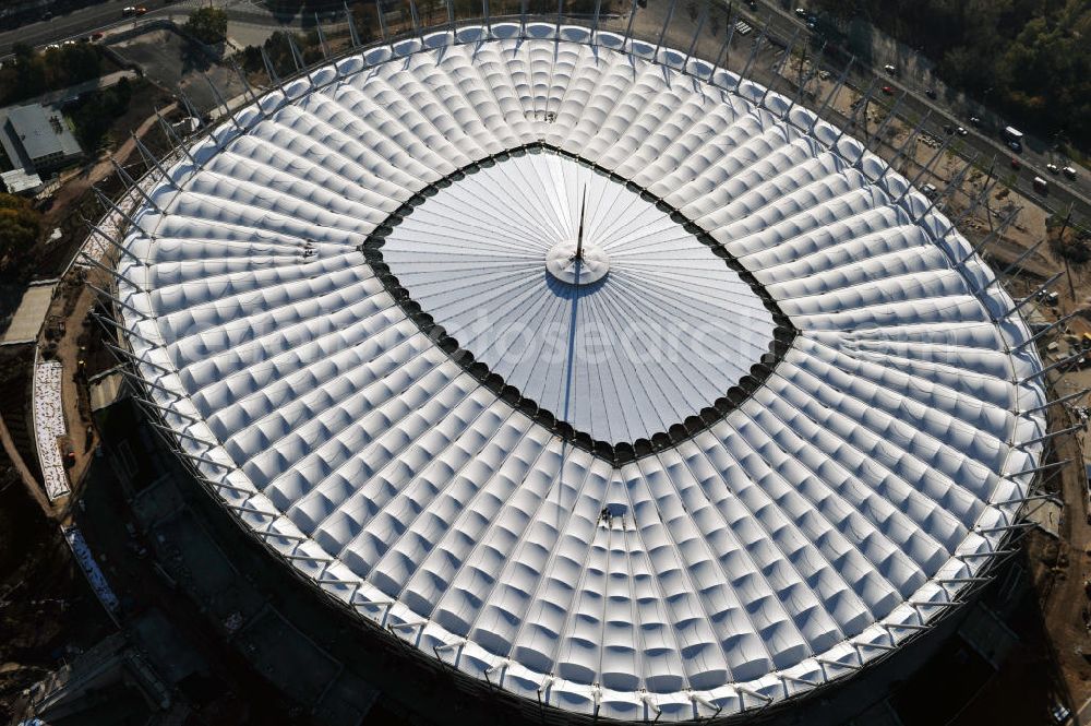 Warschau / Warszawa / Warsaw from the bird's eye view: Das neu errichtete Stadion Warschauer Nationalstadion im Stadtteil Praga am Weichselufer gegenüber dem Warschauer Zentrum in der Woiwodschaft Masowien, Polen. Das Fußballstadion ist ein Austragungsort der UEFA Fußball-Europameisterschaft EM 2012. Generalplaner des Stadion-Neubau ist ein Konsortium aus den Architekturbüros JSK Architekten, Gerkan, Marg und Partner sowie dem Ingenieurbüro Schlaich Bergermann und Partner. Die Hochbauarbeiten wurden durch die ALPINE - PBG SA und die Hydrobudowa Polska SA ausgeführt. The new built stadium National Stadium in Warsaw in the voivodeship Masovia, Poland.