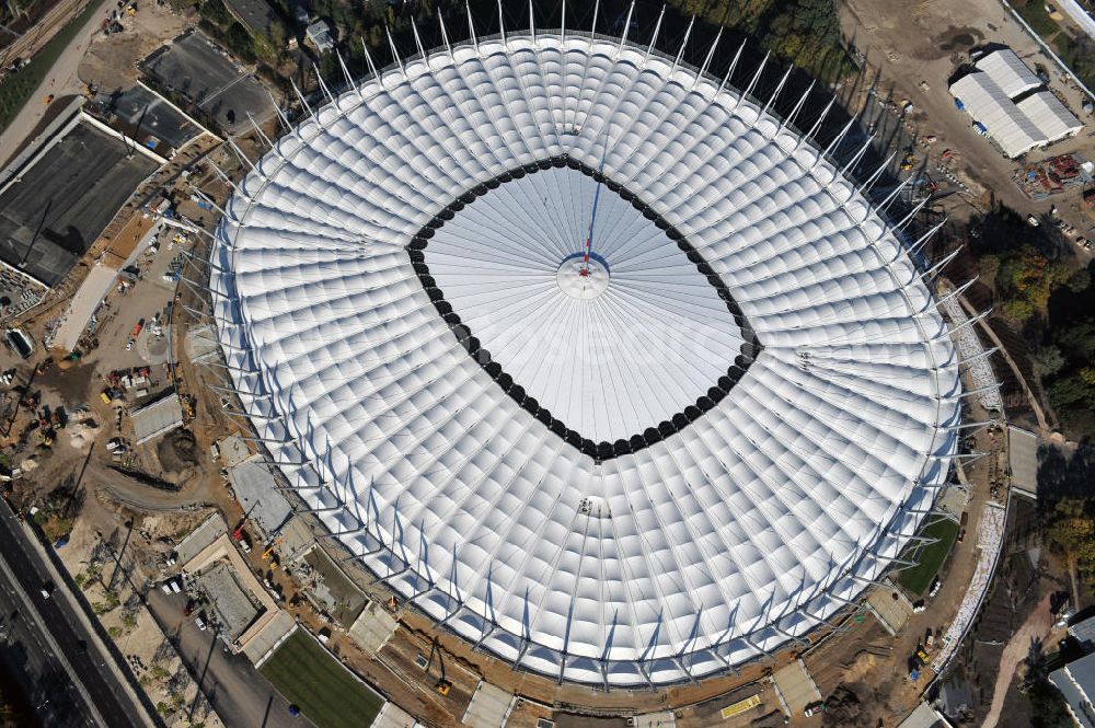 Aerial photograph Warschau / Warszawa / Warsaw - Das neu errichtete Stadion Warschauer Nationalstadion im Stadtteil Praga am Weichselufer gegenüber dem Warschauer Zentrum in der Woiwodschaft Masowien, Polen. Das Fußballstadion ist ein Austragungsort der UEFA Fußball-Europameisterschaft EM 2012. Generalplaner des Stadion-Neubau ist ein Konsortium aus den Architekturbüros JSK Architekten, Gerkan, Marg und Partner sowie dem Ingenieurbüro Schlaich Bergermann und Partner. Die Hochbauarbeiten wurden durch die ALPINE - PBG SA und die Hydrobudowa Polska SA ausgeführt. The new built stadium National Stadium in Warsaw in the voivodeship Masovia, Poland.