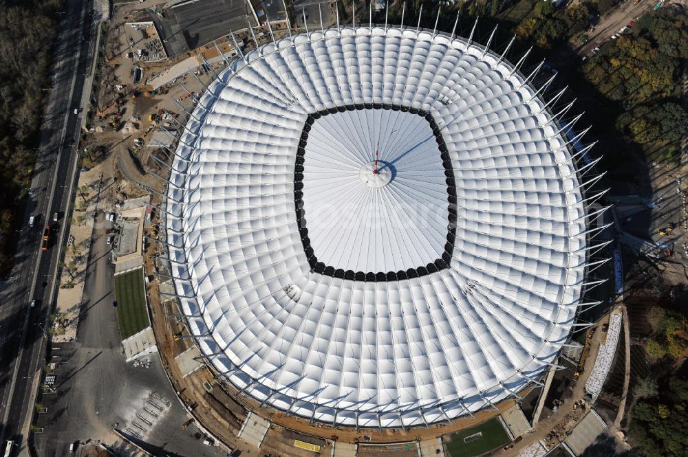 Warschau / Warszawa / Warsaw from above - Das neu errichtete Stadion Warschauer Nationalstadion im Stadtteil Praga am Weichselufer gegenüber dem Warschauer Zentrum in der Woiwodschaft Masowien, Polen. Das Fußballstadion ist ein Austragungsort der UEFA Fußball-Europameisterschaft EM 2012. Generalplaner des Stadion-Neubau ist ein Konsortium aus den Architekturbüros JSK Architekten, Gerkan, Marg und Partner sowie dem Ingenieurbüro Schlaich Bergermann und Partner. Die Hochbauarbeiten wurden durch die ALPINE - PBG SA und die Hydrobudowa Polska SA ausgeführt. The new built stadium National Stadium in Warsaw in the voivodeship Masovia, Poland.