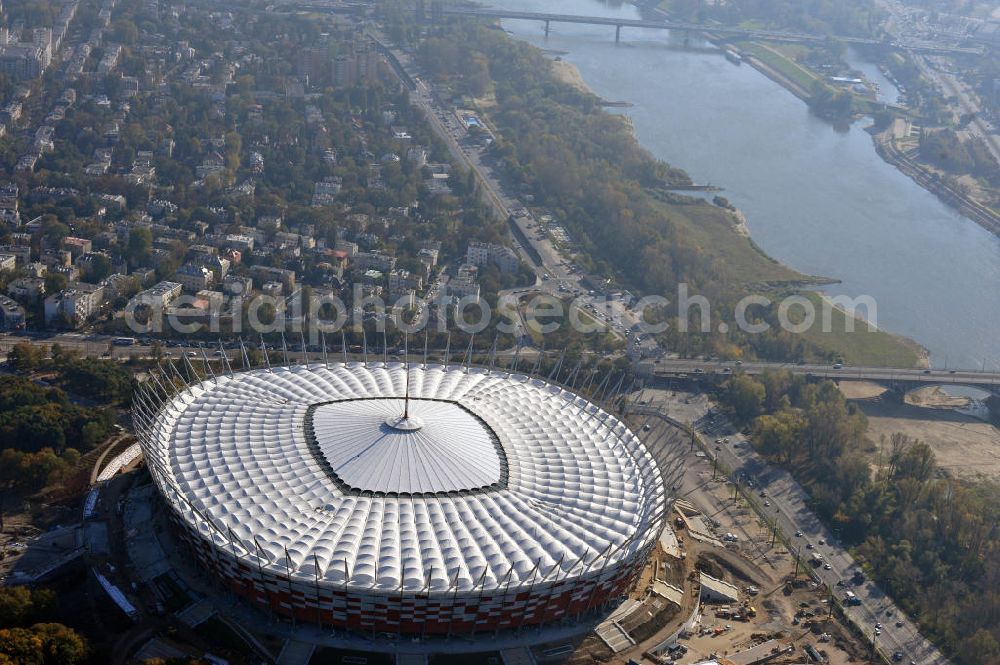 Warschau / Warszawa / Warsaw from the bird's eye view: Das neu errichtete Stadion Warschauer Nationalstadion im Stadtteil Praga am Weichselufer gegenüber dem Warschauer Zentrum in der Woiwodschaft Masowien, Polen. Das Fußballstadion ist ein Austragungsort der UEFA Fußball-Europameisterschaft EM 2012. Generalplaner des Stadion-Neubau ist ein Konsortium aus den Architekturbüros JSK Architekten, Gerkan, Marg und Partner sowie dem Ingenieurbüro Schlaich Bergermann und Partner. Die Hochbauarbeiten wurden durch die ALPINE - PBG SA und die Hydrobudowa Polska SA ausgeführt. The new built stadium National Stadium in Warsaw in the voivodeship Masovia, Poland.